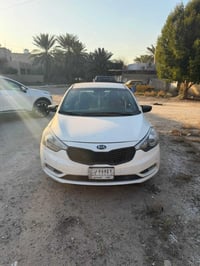 عندي كيه سيرات للبيع  موديل ١٤  رقم بغداد مشروع وطني  السياره ماشيه ١٢...