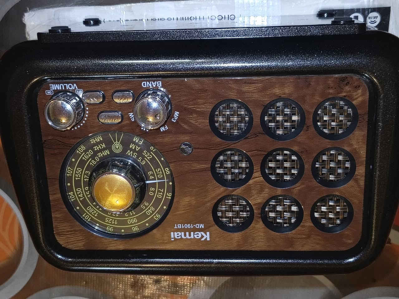 هذا المنتج هو راديو خشبي كلاسيكي من ماركة Kemai طراز MD-1901BT.يحتوي على ثلاثة نطاقات راديو: FM، AM، و SW.يدعم الاتصال بالبلوتوث، ويحتوي على مدخلات لبطاقة TF ومنفذ USB لتشغيل ملفات MP3.يعمل ببطارية قابلة للشحن ومناسب للاستخدام في المنزل أو المقاهي.


**إذا كنت صاحب هذا الإعلان وتريد حذفه لأي سبب، رجاءا أرسل رسالة إلى الدعم الفني**
