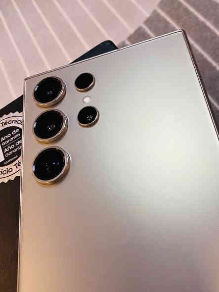 السلام عليكم  بيع او مراوس 
اس 24 الترا 256  لون تيتانيوم 
دبل خط شرق اوسط نظافته 100  ملحقاته كامله سعره 950 الف مكاني بغداد *********** واتس
