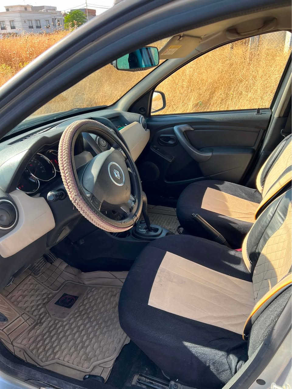 للبيع: رينو داستر (Renault Duster) - موديل 2017 🚗
سيارة عملية، اقتصادية، وممتازة للاستخدام اليومي.
📌 التفاصيل الأساسية:
 نوع السيارة: رينو داستر
 الموديل: 2017
 الممشى (العداد): 110,000 كم
 اللون: فضي
 رقم السيارة: أربيل

المقصورة الداخلية: نظيفة جداً ومعتنى بها، مع وجود تغليف حماية للمقاعد (كوشنات) بلونين (أسود وبيج) للحفاظ على الفرش الأصلي، بالإضافة إلى تغليف لحماية عجلة القيادة (الستيرن).

السيارة بحالة عامة جيدة جداً، مع وجود انبعاج (طخة) في الرفرف/الباب الخلفي الأيمن، وبعض الخدوش الطفيفة على الدعامية الأمامية (موضحة في الصور للمصداقية التامة أمام المشتري).
💰 السعر المطلوب: ⁠[89 ورقة]⁠
📍 الموقع: أربيل، ⁠
📞 للتواصل والاستفسار: ⁠[***********] أربيل, العراق
