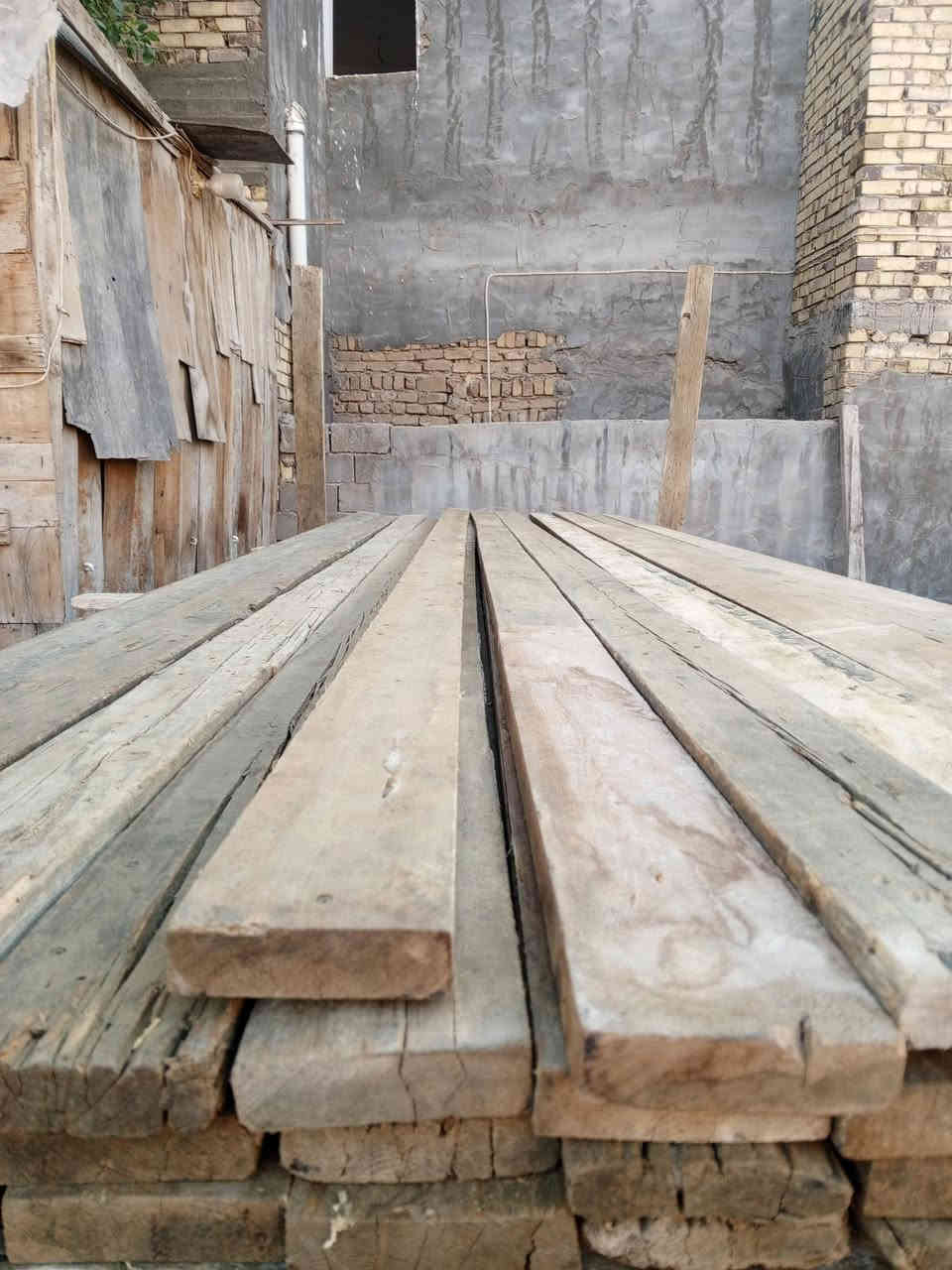 سلام عليكم خشب للبيع لوح 4متر روسي تارس25مع لوح 3متر وسير 2×4 طول 2/50م مع لوح طول 200م الاستفسار ‏‪***********‬‏

