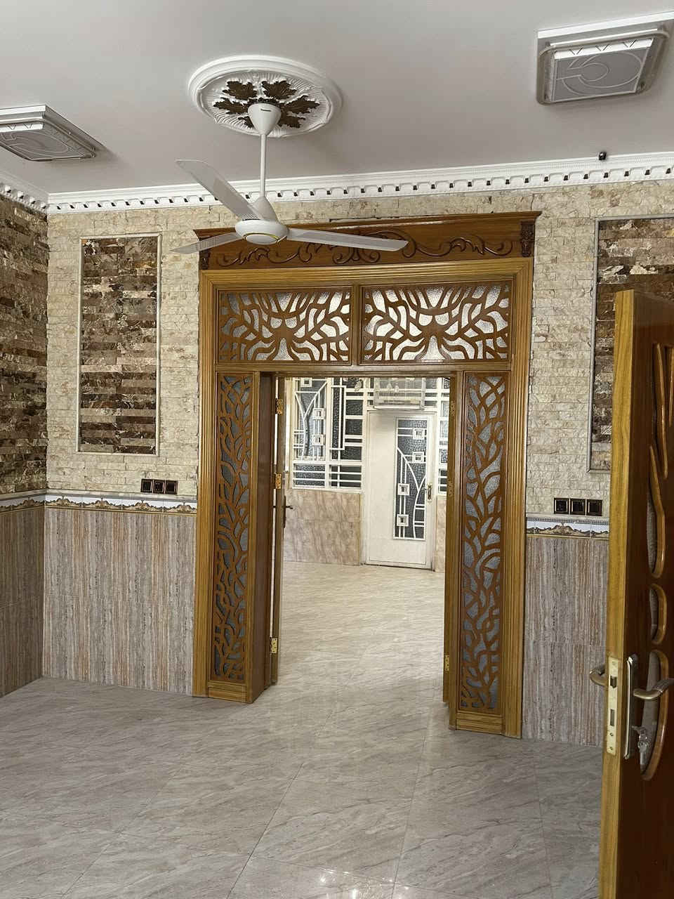 📢 إعلان رقم (834)

🏡 فرصة سكنية مميزة في محافظة كربلاء المقدسة 🏡

تعلن شركة الظلال العقارية والمجمعات السكنية عن توفر دار سكني مميز بمواصفات رائعة وموقع هادئ ومطلوب في حي قضاة السلام قرب صندوق الإسكان.

📍 مواصفات العقار:
✅ المساحة الكلية: 300 متر مربع
✅ الواجهة: 15 متر
✅ البناء: طابقان
✅ عدد غرف النوم: 5 غرف نوم
✅ بناء نظيف جداً وجاهز للسكن
✅ سقوف وديكورات حديثة ومرتبة
✅ مستوى تشطيب ممتاز وجودة بناء عالية
✅ العقار فارغ وجاهز للتسليم الفوري

✨ مميزات إضافية:
🔹 موقع سكني مميز وهادئ
🔹 مناسب للعوائل الكبيرة
🔹 جاهز للسكن دون الحاجة إلى أي أعمال إضافية
🔹 إمكانية البيع النقدي أو الاستبدال بعقار آخر

📞 للاستفسار والحجز:
***********
***********
***********

📍 عنوان الشركة:
كربلاء المقدسة – حي الحسين – شارع المصلحة

🌟 الظلال العقارية والمجمعات السكنية
ثقتكم أساس نجاحنا، وخياراتكم تبدأ من هنا.
