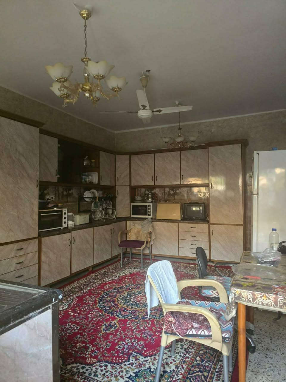 دار ٢٥٠ م طابو صرف بطريق بغداد قرب الجبهة التركمانية نظيف ومعمر طابق ونص ثلاث غرف نوم واستقبال وهول ومطبخ كلة سيراميك مع الحمامات غربي وشرقي وكراج  للسيارة مع حديقة بسعر ٢٧٥ مليون***********
