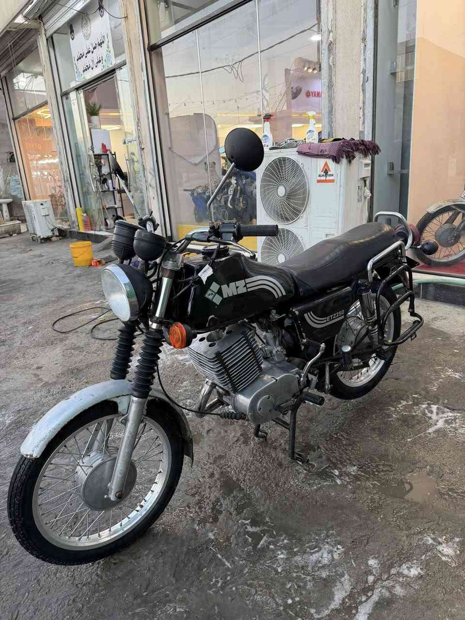 سلام عليكم ماطور لبيع موديل 82 بدون سايز واحد شرط الفتح كهربائيات كله شغاله حت كيلو متر ماطور كلشي ما عايزه السعر 1650العنوان كربلاء الاستفسار *********** ما متواجد خاص
