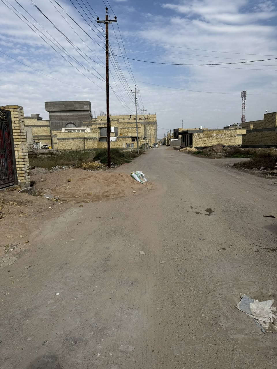 دار للبيع المساحه 120 متر الواجهه 6  نزال 20  بناء حديث وجاهز التفاصيل موضحه بالصور العنوان منطقة حجي حسن الثانيه الجمعيات قرب الفله السعر 83 مليون وبي مجال للشراي
للاستفسار / *********** 
***********
