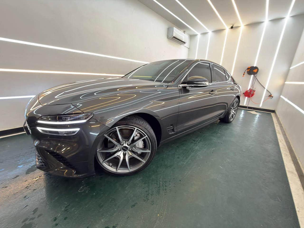 🔴Genesis g70 2025.    

🔴 المسافه:المقطوعة : 9000  ميل.

🔴الفئه: ادفانس تو ويل (دفع خلفي) 

🔴حجم المحرك :2.5L turbo

🔴لوحة السيارة :بغداد (باسم البائع)

🔴الون : رصاصي + دواخل بيجي 

🔴حادث السيارة :بنيد راجع بارد بدون تبديل او صبغ او فتح

🔴المواصفات:

- 5 وضعيات قيادة (eco- normal-sport-sport plus- costume)  

- لانج كونترول

Auto Hold -

- شاشة كبيرة

- كشنات امامي تدفئة تبريد 

- كشنات كهربائية + ميموري

- تدفئة ستيرن

- ستيرن كهرباء

- كامرات ٣٦٠ درجة

- حساسات امامي خلفي

- سقف كنتارا

- بريكات برمبو ٦ بستم بلادي

- جامات اوتماتيك 

- سايد بريك كهربائي بصمه

-تبريد قطعتين 

- رادارات امامي وخلفي وجانبي

- نظام تحديد المسار

- مري شفط +اشارة + تعتيم

- لايتات LED امامي خلفي

- دخول ذكي مع انارة ترحيب

- قيادة ذاتية

- تحديد مسار + مثبت سرعة تفاعلي يدوس بريك ويمشي تلقائي

🔴للتواصل:***********
متوفر واتساب او اتصال
