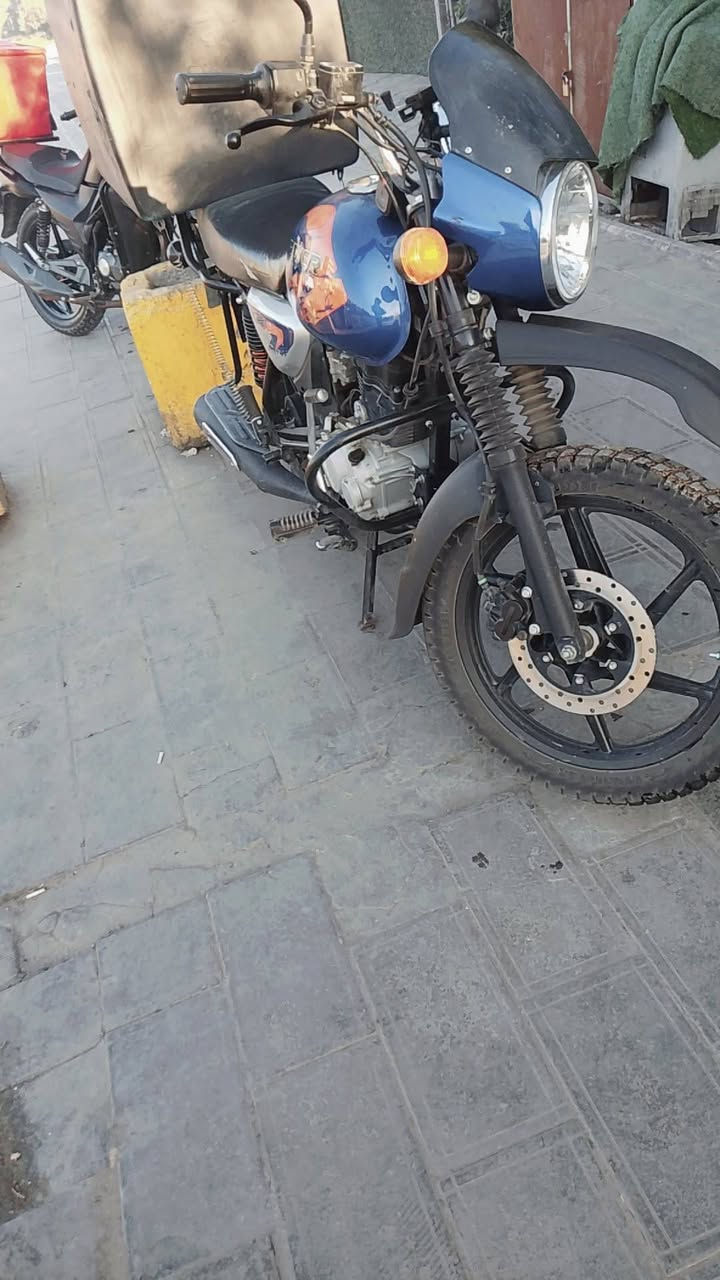 السلام وعليكم دراجة بوكسر جبلي موديل 23 مرقم سنوية الدراجة ماشية 20 الف مابيهة اي نقص كلهة بلادية عبالك ماخذهة من الشركة السعر 2750 بيهة مجال كلش بسيط الدراجة إسبانه مامحطوط عليه تجي وتشوف متواجد وتساب فقط *********** والمعلومة الصور بدون غسل
