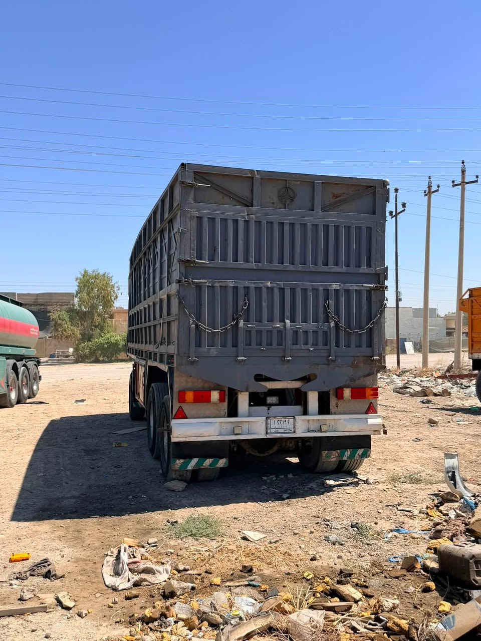 السلام عليكم للبيع بدي حدادي صندوق حدادة الموصل الطول سبعه اوربع ارتفاع مترتين مقطوره طول ثمانيه إلا ربع ارتفاع مترتين تاير نص عمر قطرت اخياس مابيهن جوادر شتوي اوصيفي باقي تفاصيل ***********//***********
