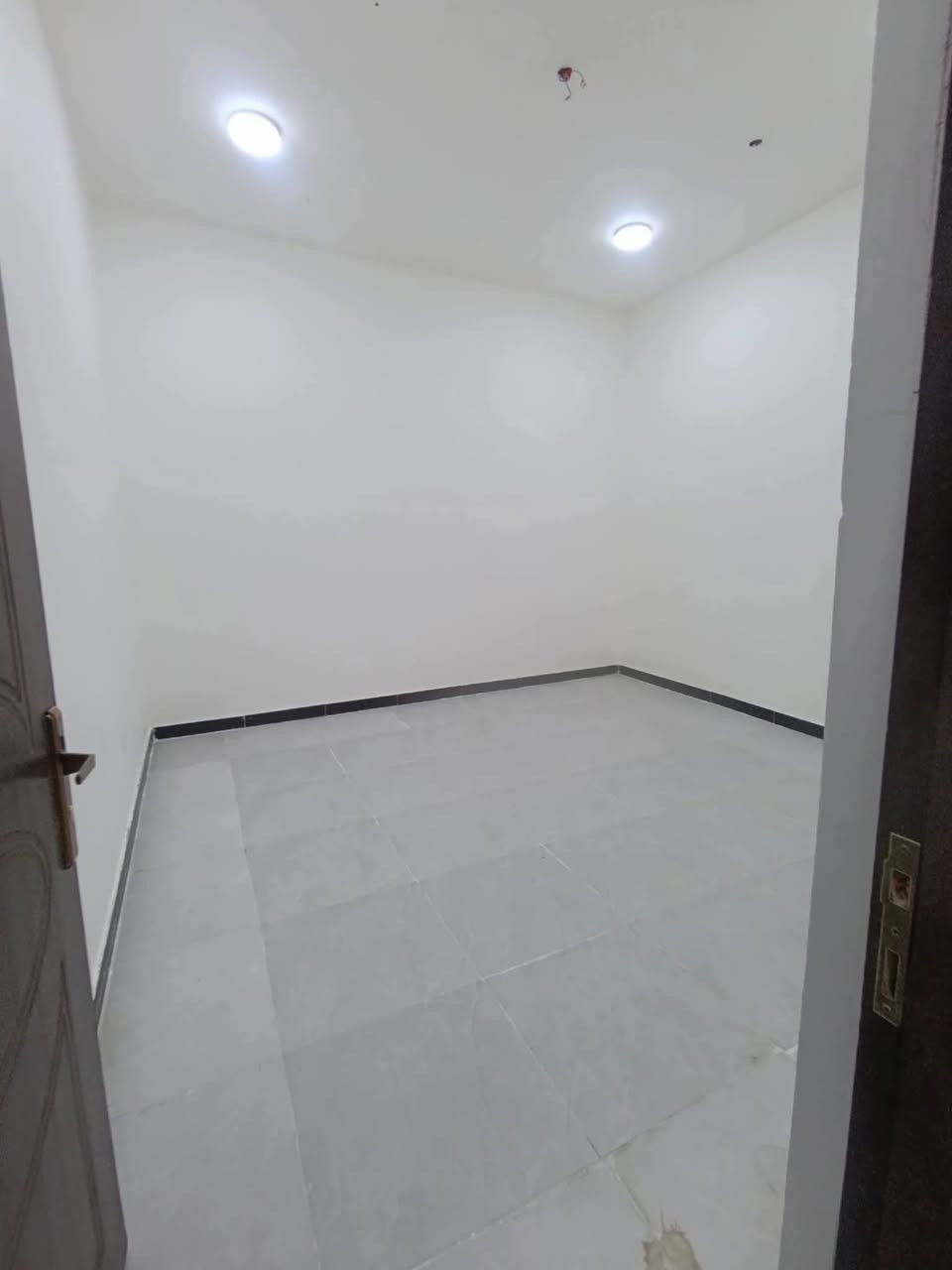 ♦️يعلن مكتب عقارات المسار
***********
عن دار للبيع 🏚️ 
في شط العرب باب االهوى 
♦️المساحة 190
♦️بناء درجة أولى بلوك + شارع البيت 10 متر تبليط
♦️يحتوي البيت ع غرفتين+ صاله +مطبخ + دوانيه + حمامات داخليه وخارجيه+ 

♦️السعر 96 وبي مجال 
للاستفسار اكثر اتصل  
***********
نستقبل عروضكم دور سكينه وقطع اراضي في شط العرب فقط
