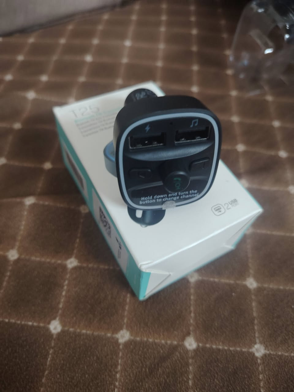 سلام عليكم  جهاز  مشغل MP3 وشاحن سيارة بلوتوث (FM Transmitter)، وهو حل عملي للسيارات اللي ما بيها بلوتوث أو مدخل AUX. طريقة الربط والتشغيل:شد الجهاز: تحطه بمكان "الولاعة" مالت السيارة.ضبط التردد: تفتح راديو السيارة وتختار "تردد فارغ" (يعني محطة بيها بس وشوشة وما بيها بث).مطابقة الرقم: تضغط ضغطة مطولة على الزر اللي بالجهاز لحد ما يكوم الرقم "يرمش"، وبعدين تحرك الزر يمنة ويسرة لحد ما يصير نفس الرقم اللي بالراديو.كنك بالموبايل: تفتح البلوتوث بموبايلك وتسوي "اقتران" (Pairing) وية الجهاز. Farnell +5مميزات الجهاز:تشغيل أغاني: تقدر تشغل أغاني من موبايلك مباشرةً على سماعات السيارة، أو تحط "فلاش" (USB) أو "رام" (Micro SD) بفتحات الجهاز.شحن سريع: يحتوي على فتحات USB لشحن الموبايل أثناء القيادة.مكالمات (Hands-free): تقدر تجاوب على المكالمات وتسمع صوت المتصل من سماعات السيارة وتحجي وياه لأن الجهاز بي "مايك" داخلي.التحكم: الزر الوسطي تقدر من خلاله (تجاوب/تنهي المكالمة، تشغل/توقف الأغنية، وتعلي وتنصي الصوت). قطعة اصلية جديدة سعر 10 تواصل ***********
