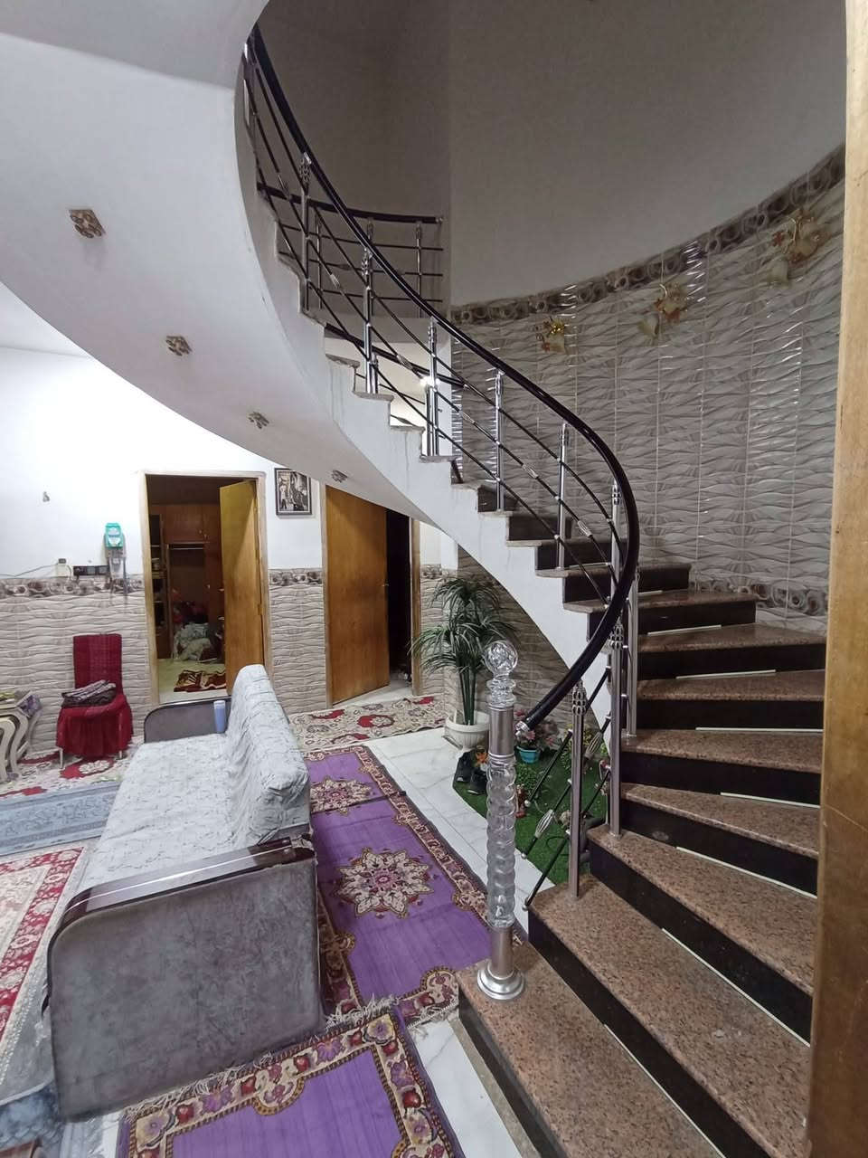 سلام عليكم
طبيت مساحه 250 م  

يتكون من طابقين الطابق الاول صحيات داخليه وخارجيه + غرفتين نوم + استقبال + صاله + مطبخ 

الطابق الثاني غرفه + صاله موزعه على صحيات والغرفه 

البيت طابو زراعي سند 25 

الموقع الشهداء الثالثه شارع الحسينيه الاستفسار على خاص او

 على الرقم /***********
