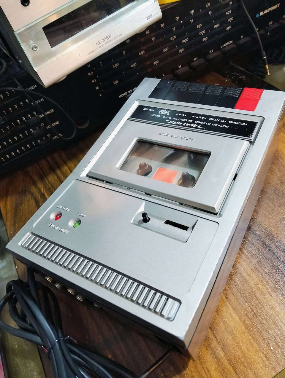 مسجل كاسيت دك ماركة رلستك
الامريكي REALISTIC  تاريخ الصناعه 1982
جهاز بلادي غير داخل تصليح 
صوت دك يختلف عن باقي مشغلات الكاسيت 
بنقاء الصوت والمتانه الجهاز عداد كاسيت شغال 
يوجد فديو بالمنشور يوضح التشغيل 
للحجز المراسله على الخاص


**إذا كنت صاحب هذا الإعلان وتريد حذفه لأي سبب، رجاءا أرسل رسالة إلى الدعم الفني**