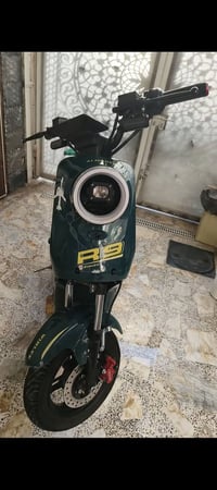 للبيع دراجة شحن R9  دراجة نظيفةجدا المواصفات:- 1-سرعة 70 حقيقي  2-نظام...