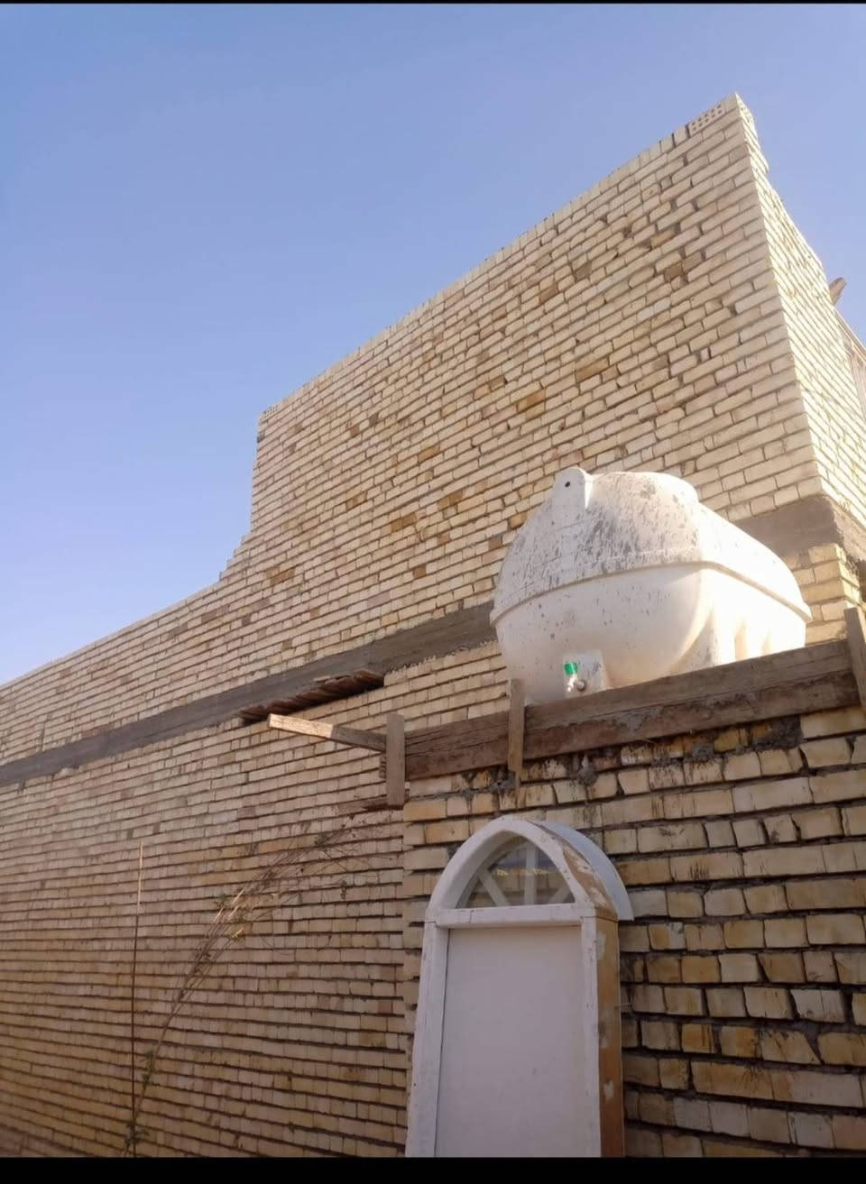 بيت ٤٠٠ متر مربع للبيع مدينةالصدر الحميدية نهاية شارع المعسكر بالاخير البيت بصف الركن خدمات متوفرة مجاري مربرط علئ الرئيسي السعر ٧٠ قفل للاستفسار الاتصال على الرقم *********** يحتوي على ٤غرف نوم ٢مطابخ ١ صالة ٤ صحيات٢ تواليت٢ حمام مضيف كبير طول المضيف ٢٠ متر طابو زراعي ٢٥ بي سند
