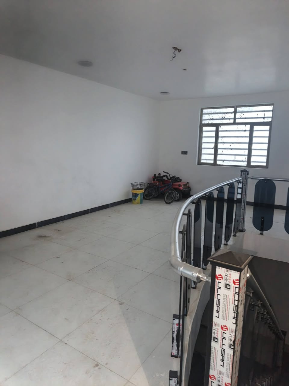 السلام عليكم
بيت للبيع أو ايجاربالمربع الذهبي المساحة ١٠٠متر 
البناء 2025  يحتوي على ٣غرف ٣حمامات مطبخ كبير مع الكاونترات فصال استقبال معزول حمام خارجي منور بلكونه
صطحين مع بيتون كبيرة قرب شارع ٤٠ بضهر شركة اسكانيه
تفاصيل أكثر اتصال مباشر مع صاحب البيت ***********
