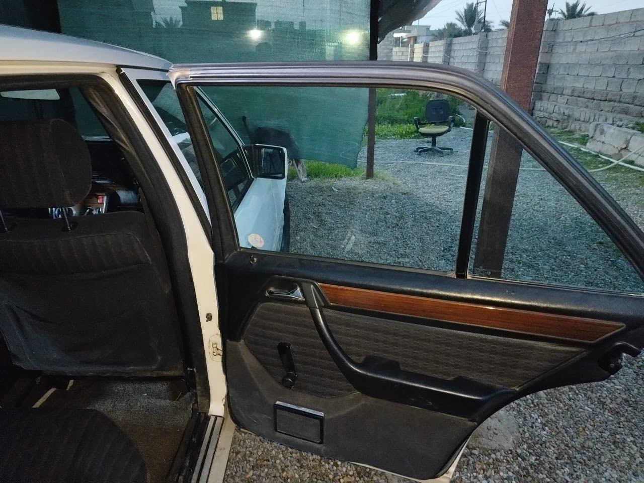 السلام عليكم
مارسيدس دب موديل 1990 
باسمي سنويه 2029
تصدير وارد خاص 
ولا قطره صبغ فقط بيها بادر مو چثير 
تبريد تدفئه
بدون خياسات
قاعدات الدبلات جيده بدون اخياس
محرك vvt 3000 
غرفه داخليه بحاله جيده 
كلشي شغال
مربيه احسن تربيه على ايد الوالد من سنه 1991
و البقيه كما موضح في الصور 

السعر 75 
و هذا الرقم للاستفسار ‭0780 651 7230‬

العنوان كركوك
