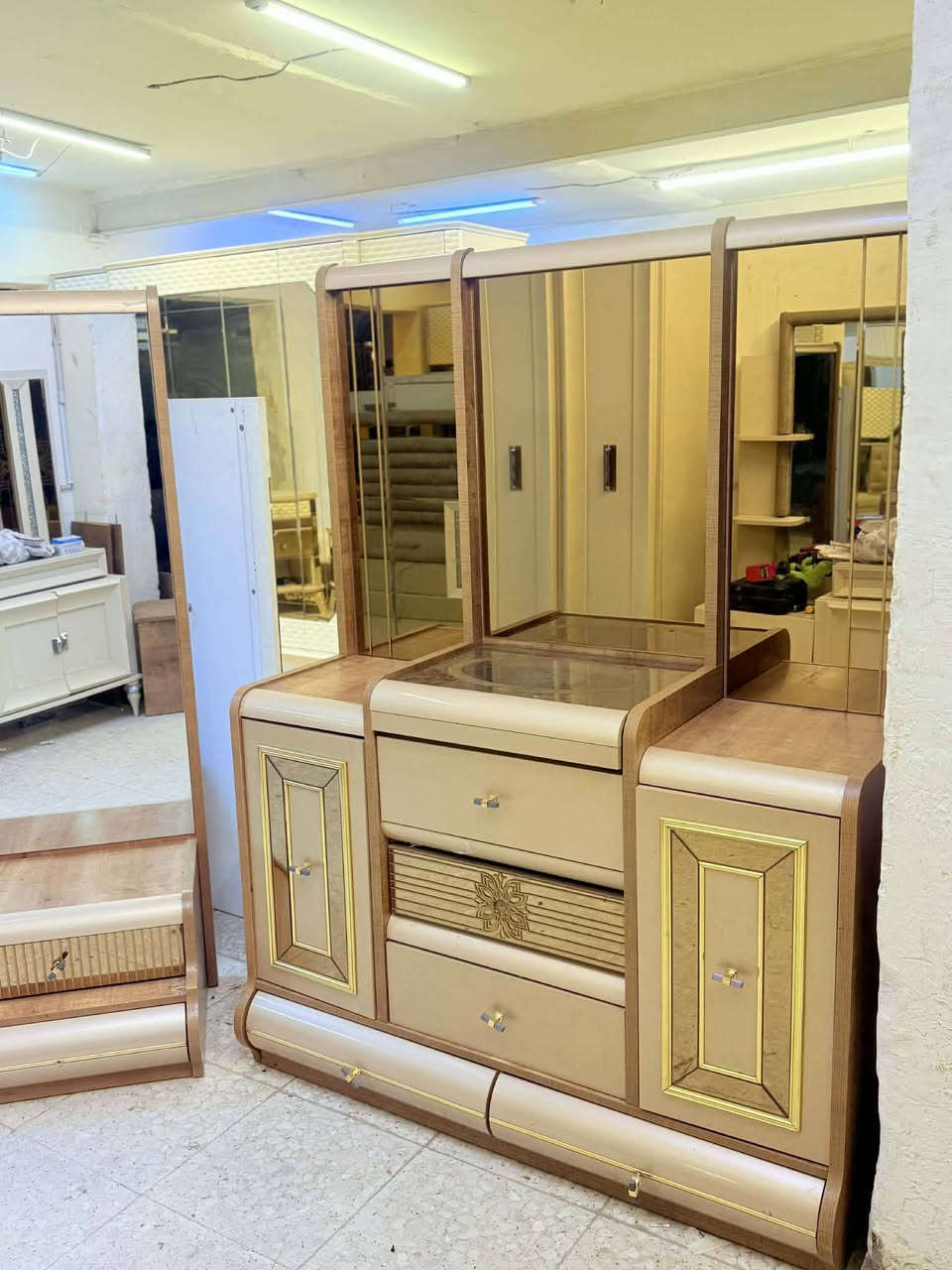 ✨ غرفة تركي  اصلي صبغ حراري  11 قطعة ✨
نظام سلايت وابواب بروفايل فاخر
سرير مخزن جك 
 ضهر بلوك
 جام برونزي 
 قماش وتر بروف أصلي
 سرير مخزن جك 
✨ نظافة 90/💯
 السعر  / خاص 
شد ونقل مجاني داخل بغداد
توصيل للمحافظات بأسعار رمزية


**إذا كنت صاحب هذا الإعلان وتريد حذفه لأي سبب، رجاءا أرسل رسالة إلى الدعم الفني**