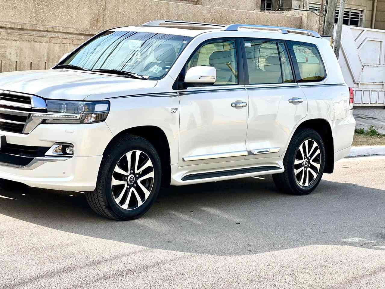 السلام عليكم
لاندكروز 2019 كراند تورنك  سبشل ادشن خليجي
وكاله.  SAS   باب اول فوووول 
محرك   4600   V8
سلايت و 5 بصمات وتشغيل عن بعد 8 ايرباك
كشن جلد وكهرباء اوتوا عدد 2
دشبول ليزري اسود لكزز
لايت اسود وبخاخ لايت
جنطه كهرباء حركتين وشاحن واير ليس
شاشه اصلي مساعد تويوتا وكامرا وشاشه عدد 2
ويل كل كروم اسود حجم 20
حساس امامي وخلفي رساله ترحيب لاندكروز 
رقم بغداد الجديد 
السياره مكفوله كفاله عامه   
ماشيه 64000  الف KM
السياره جديده حيل 
السعر 54000
***********
*********** بغداد, العراق

