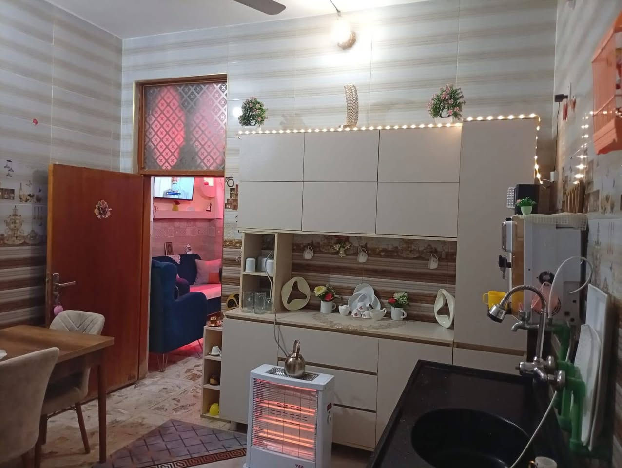 السلام عليكم ورحمه الله وبركاته من رخصة مدير الكروب المحترم..دار للبيع المساحه الكليه 140م سند 25يحتوي على غرفة نوم +صاله+مطبخ+استقبال+صحيات داخلية وخارجية+كراج سياره مسقف ب كي اس بان.. بناء حديث طابوق وصب كونكريت داخله نظيف ومتعوب عليه مكانه الكفل قرب مستشفى الكفل يبعد عن الشارع 150متر للاستفسار الاتصال على الرقم التالي ((***********))
