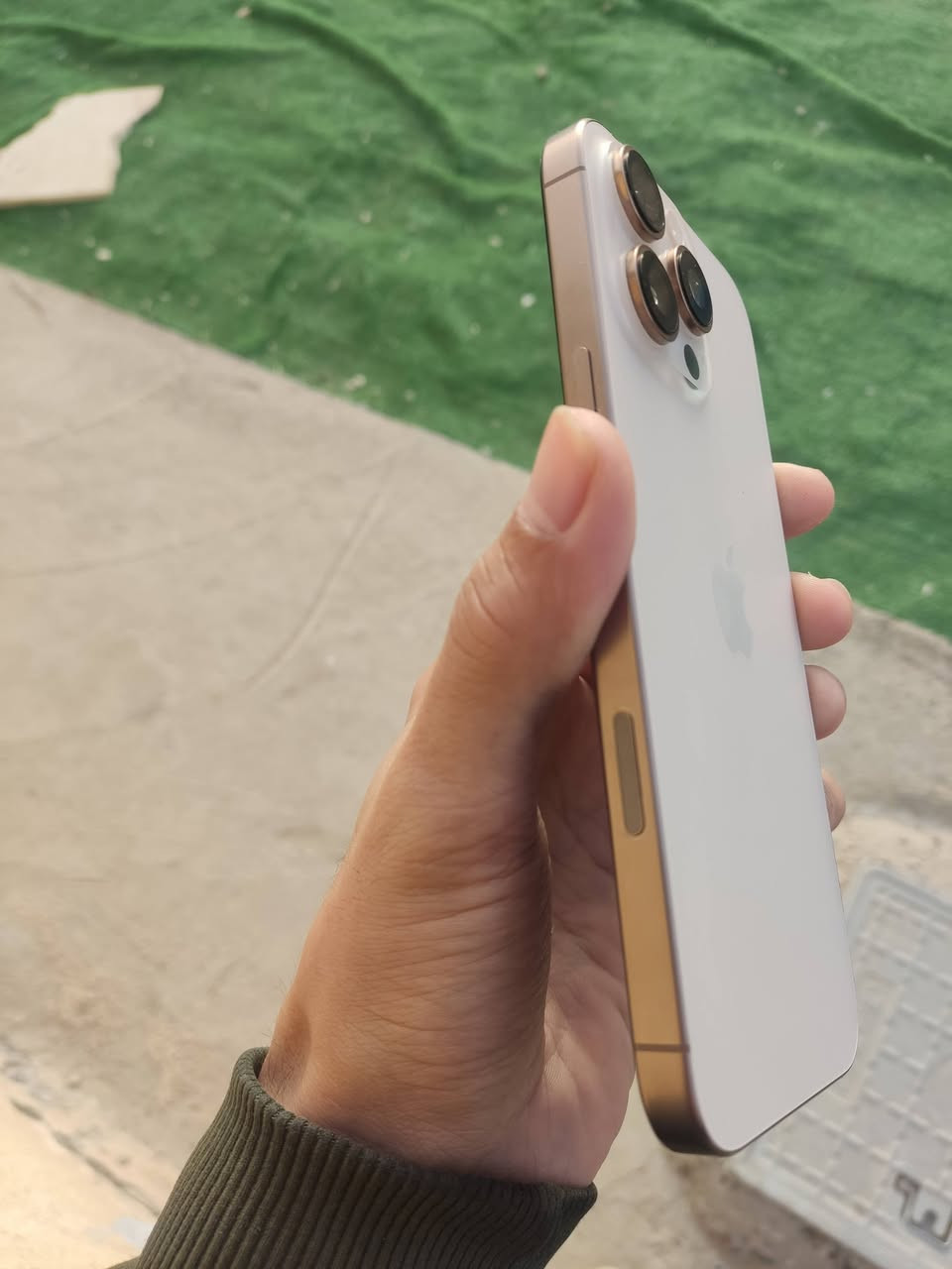 السلام عليكم .....ايفون 16 برو ماكس تيتانيوم للبيع شرق اوسط ضمان ماستر بعده على ضمانه9 شهور بطاريه 100 
لون ديزيرت صحراوي الجهاز نضافه 100% اذا لگيت نگره وحده تاخذه بلاش واستخدام الجهاز فقط اتصال وانستا باكيته والكيبل موجوده كامله
ذاكرة الجهاز 512GB   
سعر الجهاز 1,600,000
متواجد فيسبوك 
رقم تليفون ***********
مكاني بغداد
