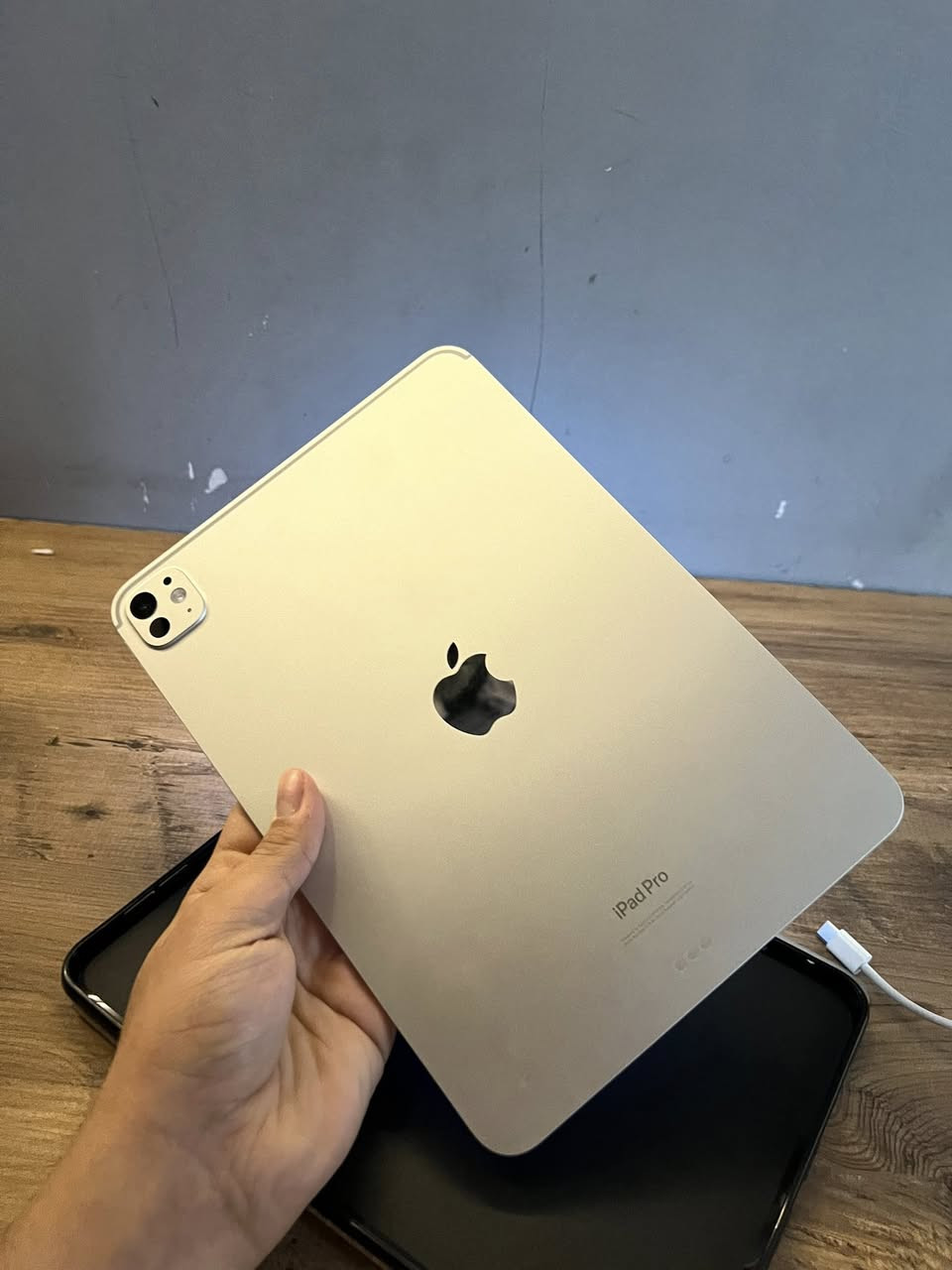 ايباد 11 برو
معالج M4 

ذاكرة 256  مشحون 13 مرة بطارية 100 

السعر مليون و70 الف 

مكاني نجف 

***********
