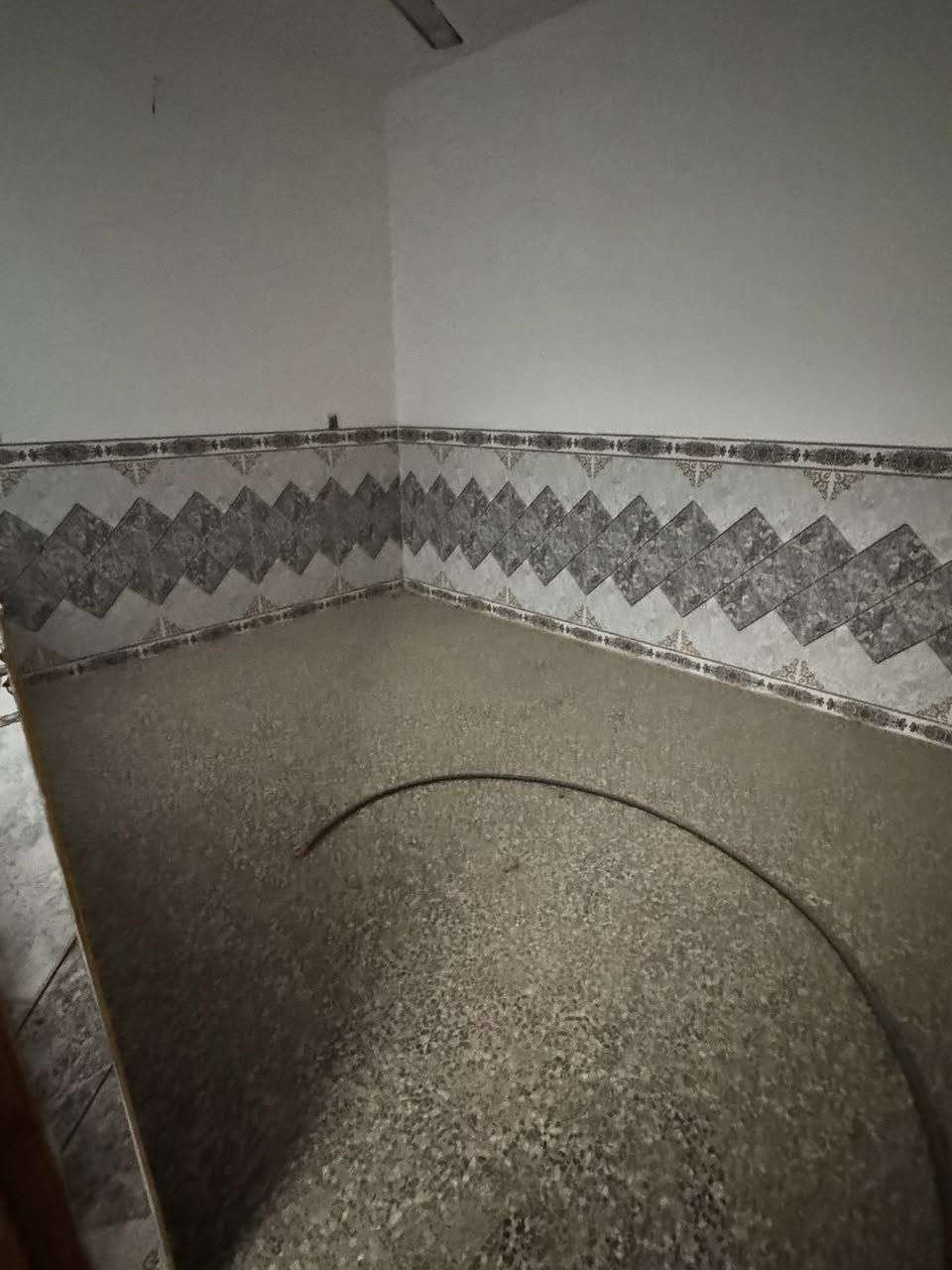 السلام عليكم
بيت 75
متر طابقين سطحين
الاطابق الاول غرفه ومطبخ وستقبال وصحيات
طابق ثاني غرفتين نوم وصحيات
+ صحيات خارجيه 
مدخلين المطبخ معزول 
سعر 85 
البيت فارغ حاليا . 
***********
