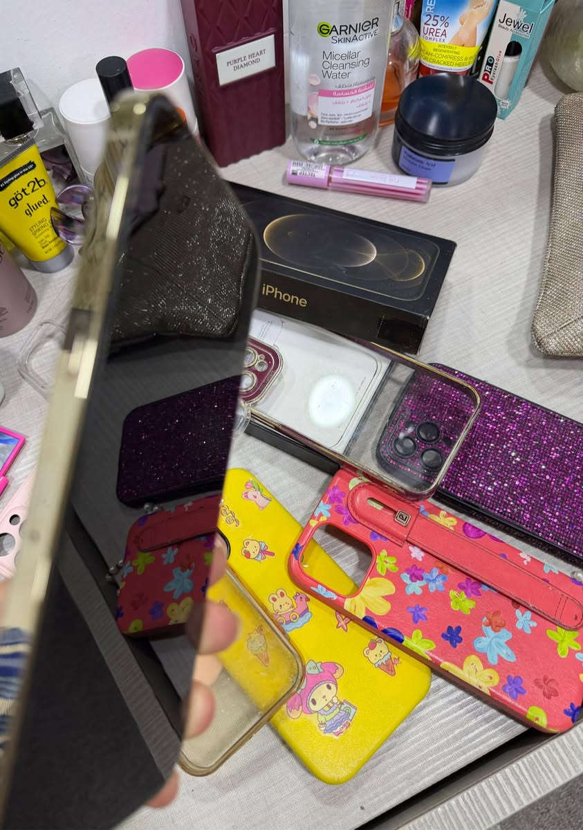 12 برو ماكس كلشي ممبدل بي ولا داخل تصليح استخدام. نضيف + الحافظات هديه ويا سعره ب٥٥٠ مكان نجف للاستفسار 
***********
