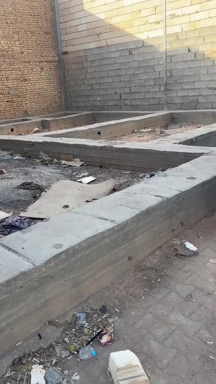 السلام عليكم عرصة 100 متر مربع للبيع بيها أساس بحي الوفاء النجف قريبة من الشارع مال الصب خلف المخزن هاي المنطقة معروفة بالهدوء العرصة مال بلدية بيها سند مطوية من عام 2020 مقيمة ب 65 مليون ال 200 متر مالتها مدفوع منها 44 مليون واذا احد اشتراها ادفع كل الدين ابيعها حرة الاستفسار هذا رقمي ***********

