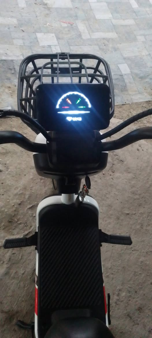 السلام عليكم دراجه شحن حجم 14
4 باتريات 
سرعه 60 
تمشي 25 كيلو 
بصمه+مفتاح 
لايت تشغيل ضعيف وبي قوي 
الدراجه شحن وبيها بايدر يعني تصير هم بايسكل وجديده بعدها مثل بصوره كدامك 
شاشه للشحن وليس للسرعه سرعه ثابته 60 
للتواصل والاستفسار على الرقم التالي ***********
