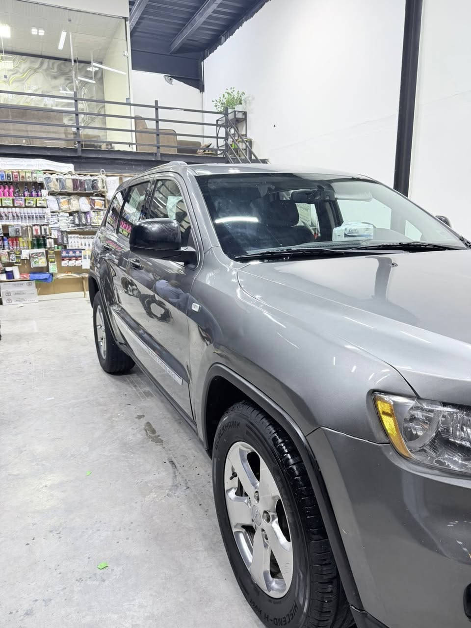 السلام عليكم
جيب 2012 

مكينه 3600 

وارد امريكي 

بيها 3قطع صبغ -الاماميه بدون دواخل 

شاشه كبيره 

فتحه سقف 

كشن كهرباء 

السياره جاهزة 

كير مكنيه كفالة 

صدر خلفي امامي 

تخم تاير 

السياره دينار ما تصرف عليها 

مكاني واسط الصويره 

السعر 147 وبيها مجال 

للاستفسار ***********
