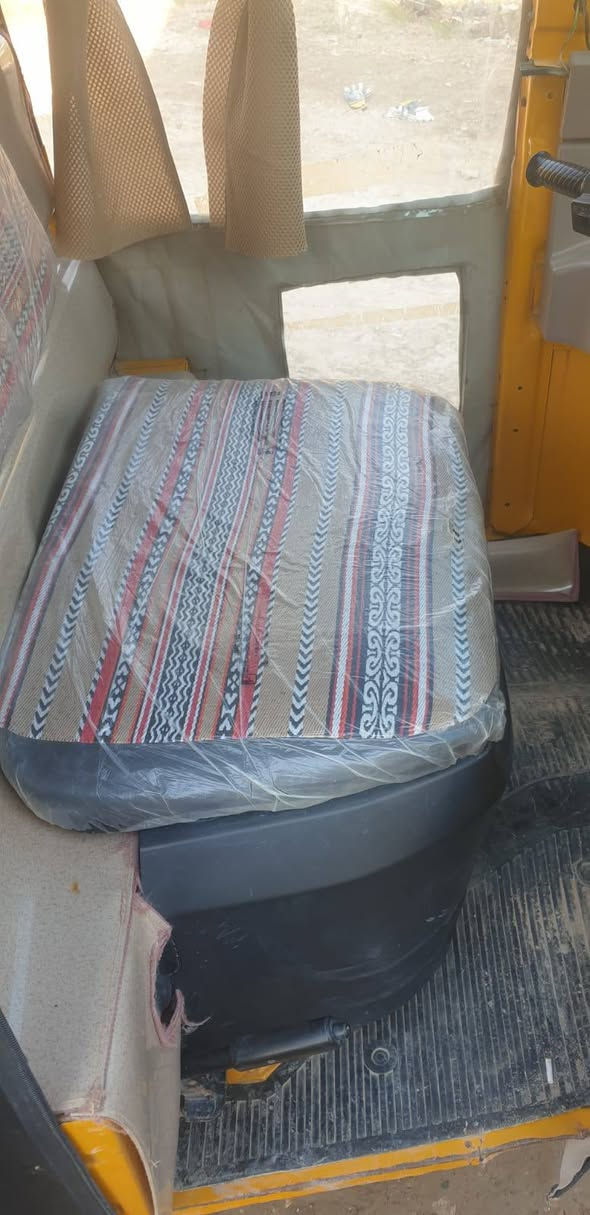 السلام عليكم ورحمه الله وبركاته تكتك موديل 20 باجاج رقم انكليزي وسنويه باسمي شرط التحويل تخم تاير اكسل ومحرك فول كلها كامله مكمله ربع ماتصرف عليها بس بيها تكحيل خياس شويه تجي تشوف بعينك السعر 7 وبيها مجال الاتصال ع رقم ***********
