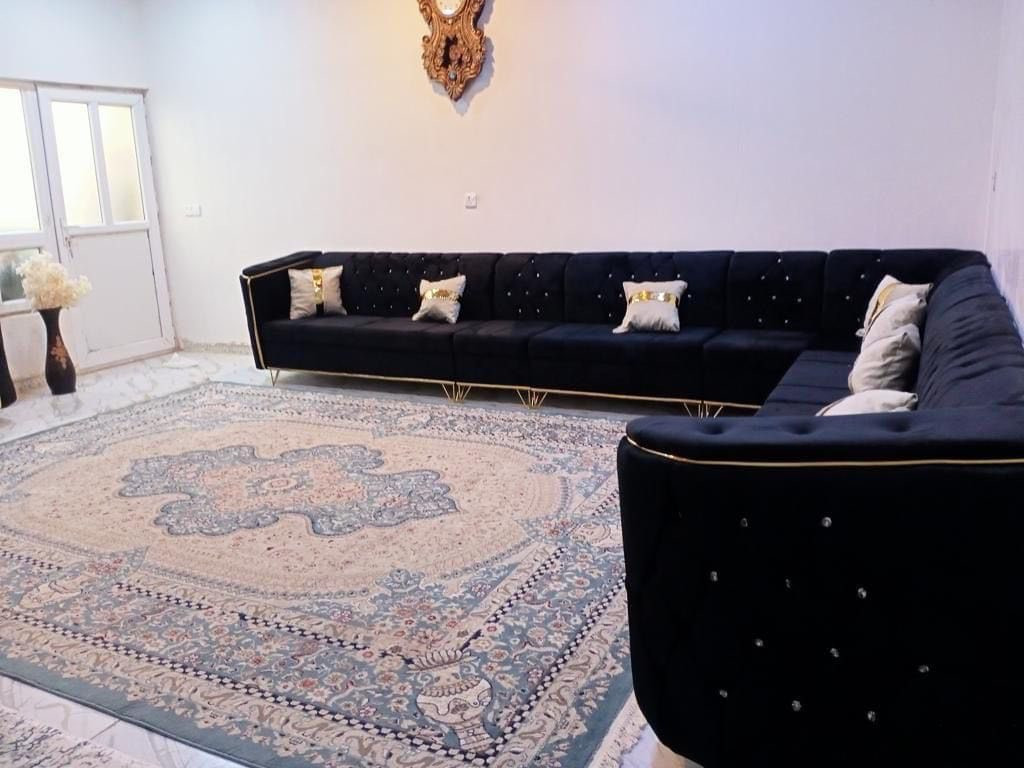 السلام عليكم
تخم ونص حطاطه عراقي شغل درجه اولى 15 مقعد 

نظافه 100‎%‎
السعر ب 450 وبي مجال 
مكانه تكريت حي القادسية - الشهداء 
للأستفسار  /.  ‭0772 910 6793‬
