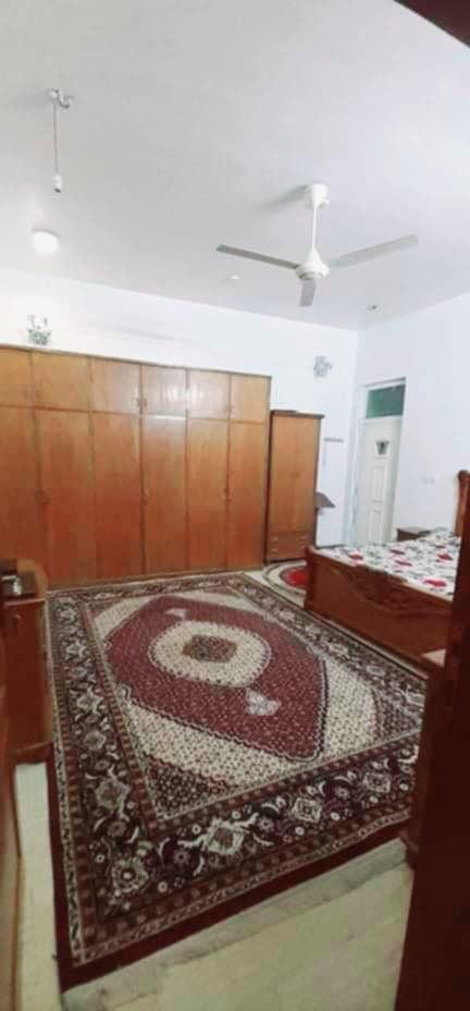 دار في حي الاعلام تقاطع درويش المساحة ٢٠٠م الواجهة ١٠ النزال ٢٠ 
واجهة البيت حجر الارضيه مرمر 
بناء سنة ٢٠١٦ يحتوي ع ٤ غرف نوم ٢ منهن سويت كراج خارجي وحديقه 
طابقين للتواصل مع صاحب البيت *********** ابو احمد السعر 375
