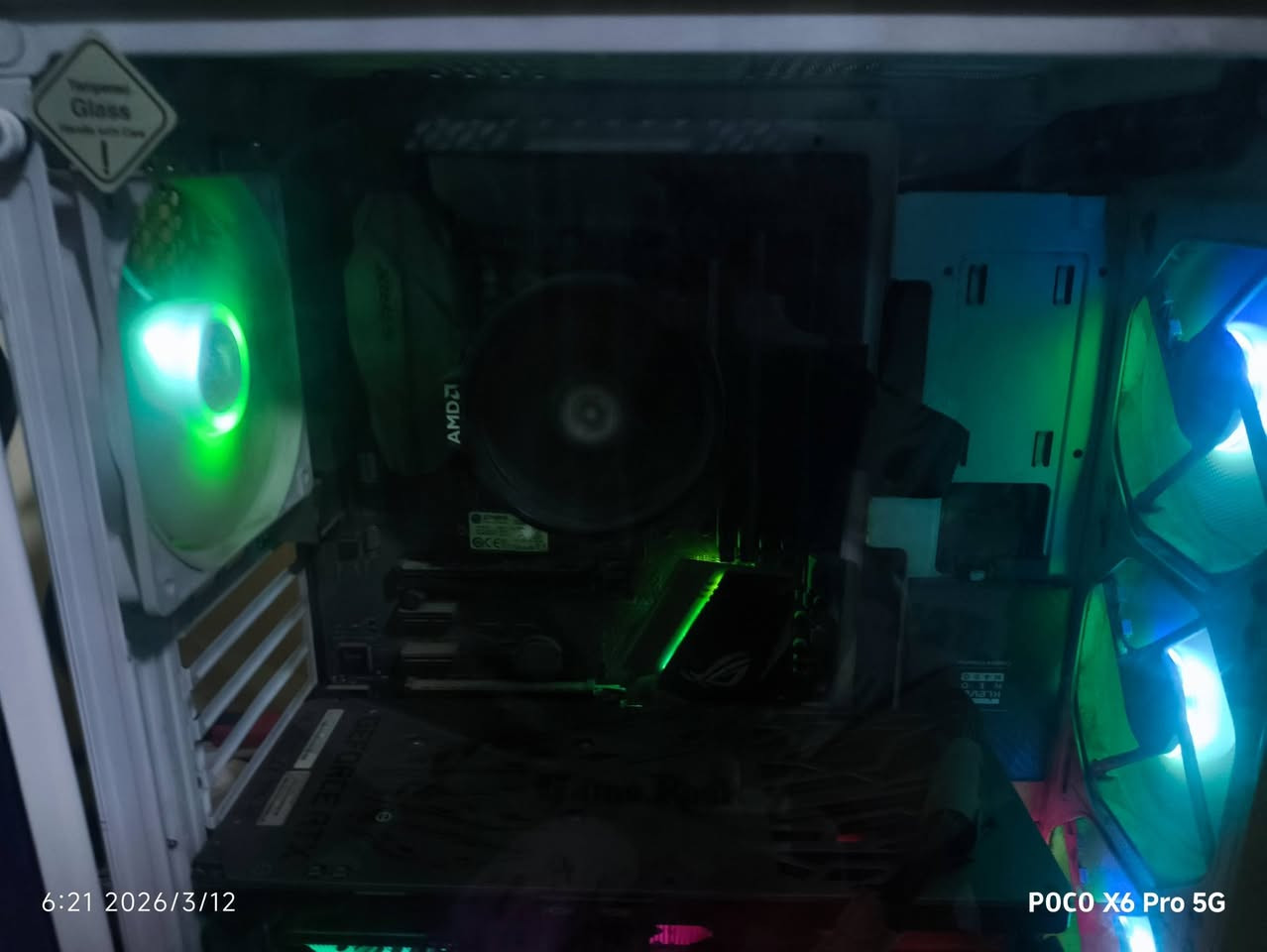 PC Gaming قوي وجاهز لتشغيل أحدث الألعاب 

المواصفات:

 كارت الشاشة:
RTX 3070 Ti 8GB VRAM نسخة GameRock (فئة عليا)
كرت قوي جداً ومعروف بأدائه العالي وتبريده الممتاز، يشغل الألعاب على دقة 2K بأعلى الإعدادات وفريمات ممتازة.

 المعالج:
AMD Ryzen 5 5600X
معالج قوي للألعاب والأداء العالي مع مبرد هوائي يحافظ على درجات حرارة ممتازة.

 الرامات:
16GB DDR4 بسرعة 3200MHz
أداء سريع وسلس مع الألعاب والبرامج الثقيلة.

 المذربورد:
ASUS ROG STRIX B350-F
لوحة أم قوية من فئة ROG المعروفة بالجودة والثبات والأداء الممتاز.

الباور سبلاي:
GameMax GX 750W
باور سبلاي بقدرة حقيقية 750 واط، مستقر وقادر يشغل القطع بدون أي مشاكل.

 التخزين:
SSD 120GB للنظام (ويندوز وبرامج)
SDD 120GB للألعاب
HDD 1TB مساحة إضافية للتخزين

الميزات:
 الجهاز نظيف ومرتب
 خالي من المشاكل
 يشغل كل الألعاب الحديثة على دقة 2K بإعدادات عالية
 مناسب للألعاب الثقيلة مثل Warzone وCyberpunk وGTA وغيرها

السعر:
1400,000 دينار عراقي وقابل للنقاش البسيط.
اخوان السعر مناسب جدا لان البراندات كلش قوية و حلوة
***********
