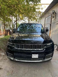 للبيع فقط جيب لمتدد ٢٠٢٣ سبعه راكب VIP كشنات منفصله شراء من المزاد باس...