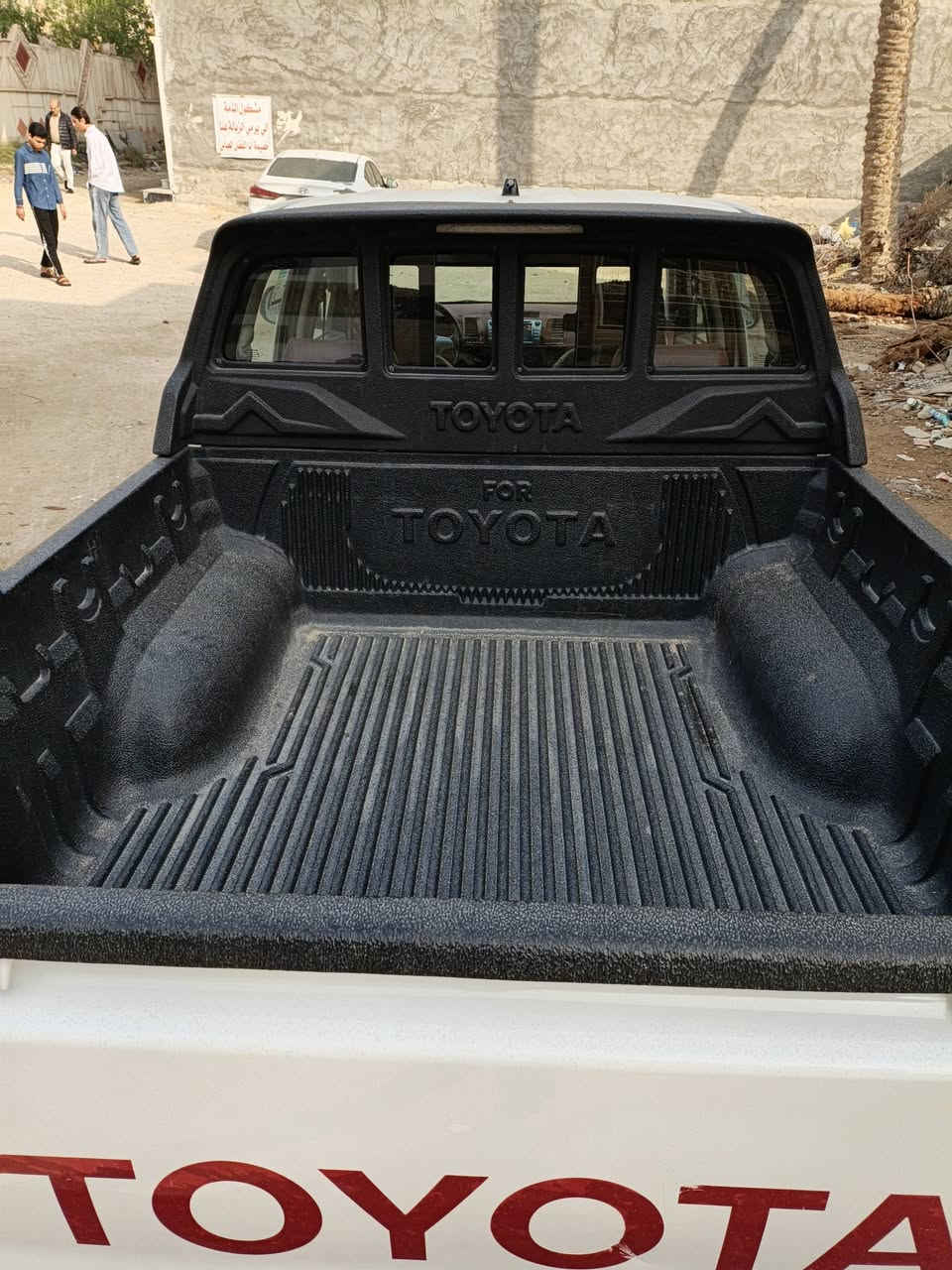 سلام عليكم تيوتا هايلوكس 2015 على وضع الشركه كفاله عامه من كلشي رقم بغداد انكليزي السياره على وضع الشركه كفاله عامه لون ابيض تخبل السياره السعر 245 وبيها مجال  مكاني  كربلاء شارع احمد الوائلي فرع الحداد الرقم *********** عذرا غير متواجد عل نت وشكرا
