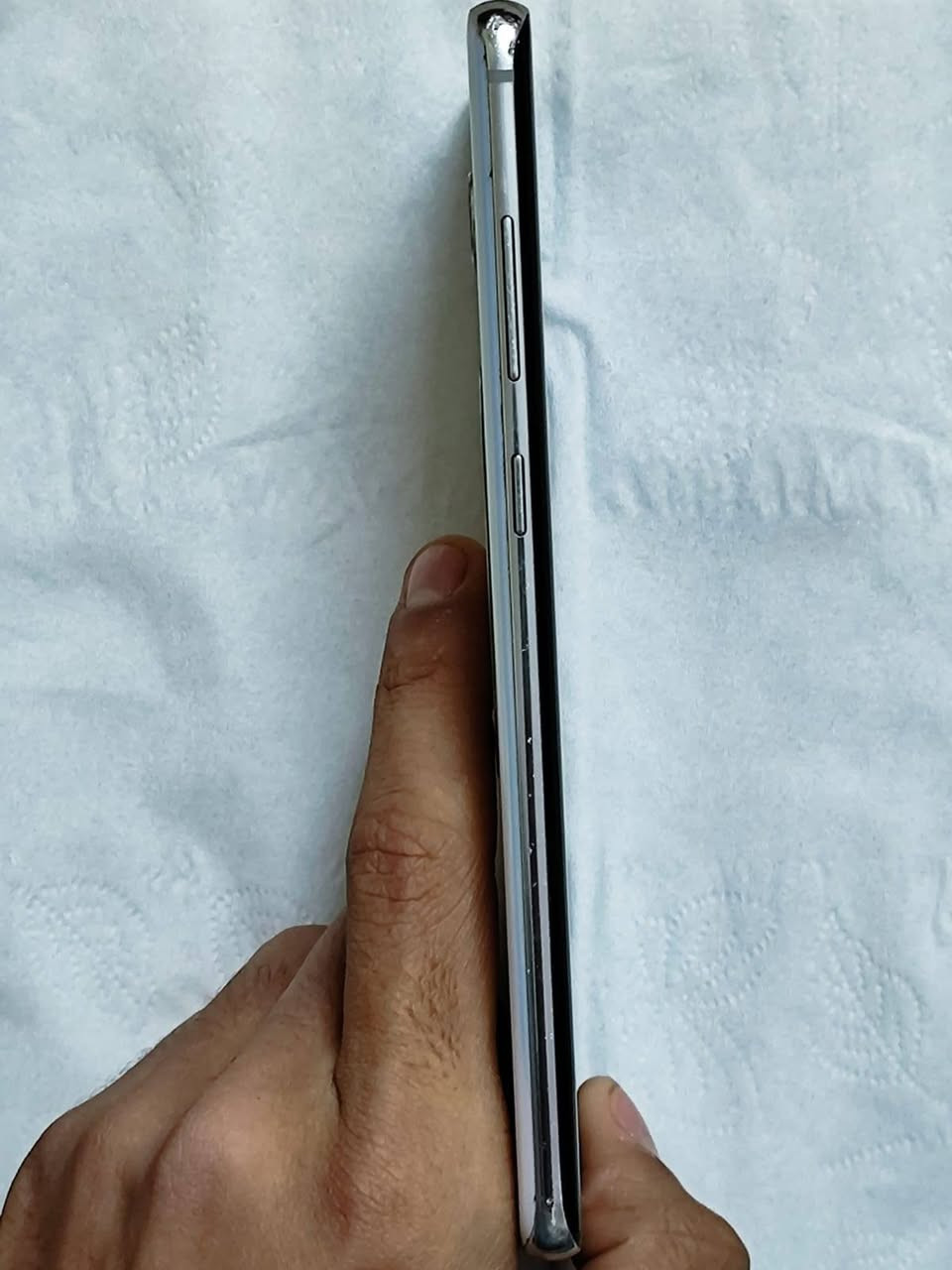 السلام عليكم للبيع جهاز Samsung galaxy S10+ plus
المواصفات:

📱 الشاشة

النوع: Dynamic AMOLED مع دعم HDR10+. �

المقاس: 6.4 بوصة. �

الدقة: 3040 × 1440 (QHD+) بنسبة عرض 19:9 (~522 ppi). �

حماية: Corning Gorilla Glass 6. �

⚙️ الأداء والمعالج:

Snapdragon 855

Adreno 640

📷 الكاميرات:

📸 الخلفية: Triple Camera

12 MP (رئيسية، f/1.5-2.4، OIS). �

12 MP (تلي فوتو، 2× زووم بصري، OIS). �

16 MP (عريضة جدًا). �

🤳 الأمامية: Dual Selfie Camera

10 MP + 8 MP (مستشعر عمق للبورتريه). �

📹 تصوير فيديو: حتى 4K @60fps و Super Slow-Mo 960fps. �

🔋 البطارية والشحن:

سعة البطارية: 4100mAh. �

PhoneArena

الشحن: سريع (سلكي) + Wireless Charging بالإضافة إلى Reverse Wireless Charging لشحن أجهزة أخرى. �

PhoneArena

💾 الذاكرة والتخزين:

التخزين الداخلي 128G

Ram 8G

🔵🟤 مقاومة ماء وغبار بمعيار IP68. �

📏 التصميم

الأبعاد: 157.6 × 74.1 × 7.8 مم. �

الوزن: حوالي 175 غرام (أو 198غ في النسخة السيراميكية). �

جسم من زجاج وألومنيوم (مع خيارات سيراميكية في بعض النسخ).

🛑السعر: 275 الف وبي مجال بسيط 

🛑العنوان: واسط-كوت 

🛑للتواصل: ***********

متوفر واتساب
