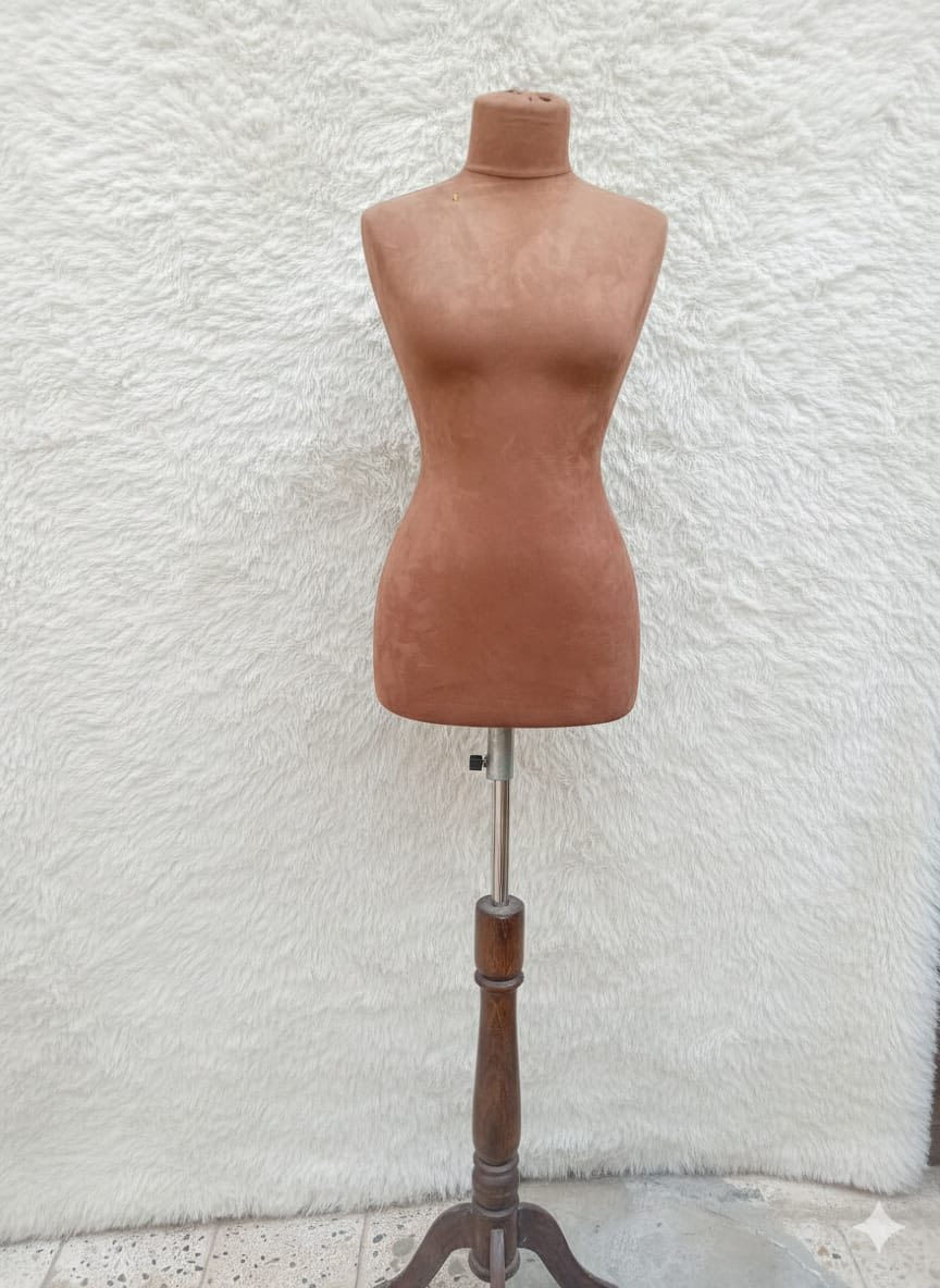 سلام عليكم عندي 8 قطع مـن ۿـاي الملكانحالنسائيه تلبس قياس 38 تشتخل للمحلات وللخياطه ***********8
