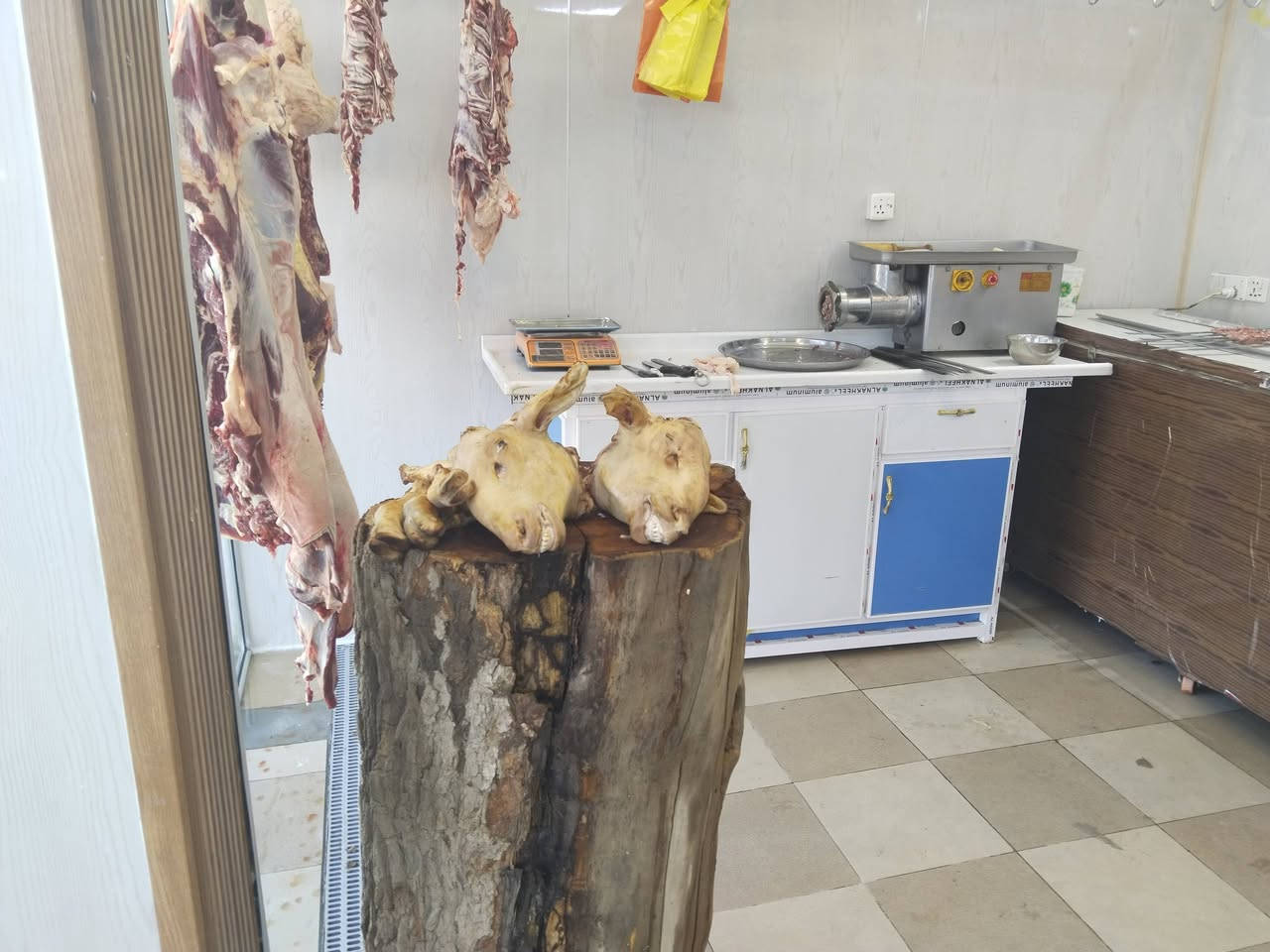 للبيع محل قصابية موقعه ممتاز في حي الصمود على الشارع الحيوي المؤدي إلى حي النصر، يتميز بـ:
✔️ موقع حيوي وحركة زبائن مستمرة
✔️ مناسب للاستثمار أو الاستمرار بنفس النشاط
✔️ مجهز وجاهز للعمل فوراً
✔️ سمعة طيبة ومعروف في المنطقة

💰 السعر مناسب وقابل للتفاوض
📞 للاستفسار والتفاصيل يرجى التواصل على الخاص أو الرقم: (رقمك )***********
