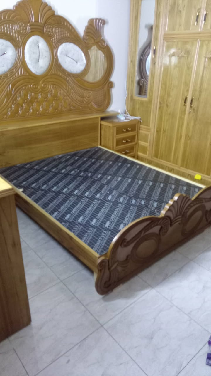 السلام عليكم توفرت غرفة نوم شغل عراقي جديدة استعمالهة شهر واحد متكونه من 8قطع السعر خاص او اتصل ع هاذ الرقم *********** عنوان بغداد الهياكل  الغزالية
