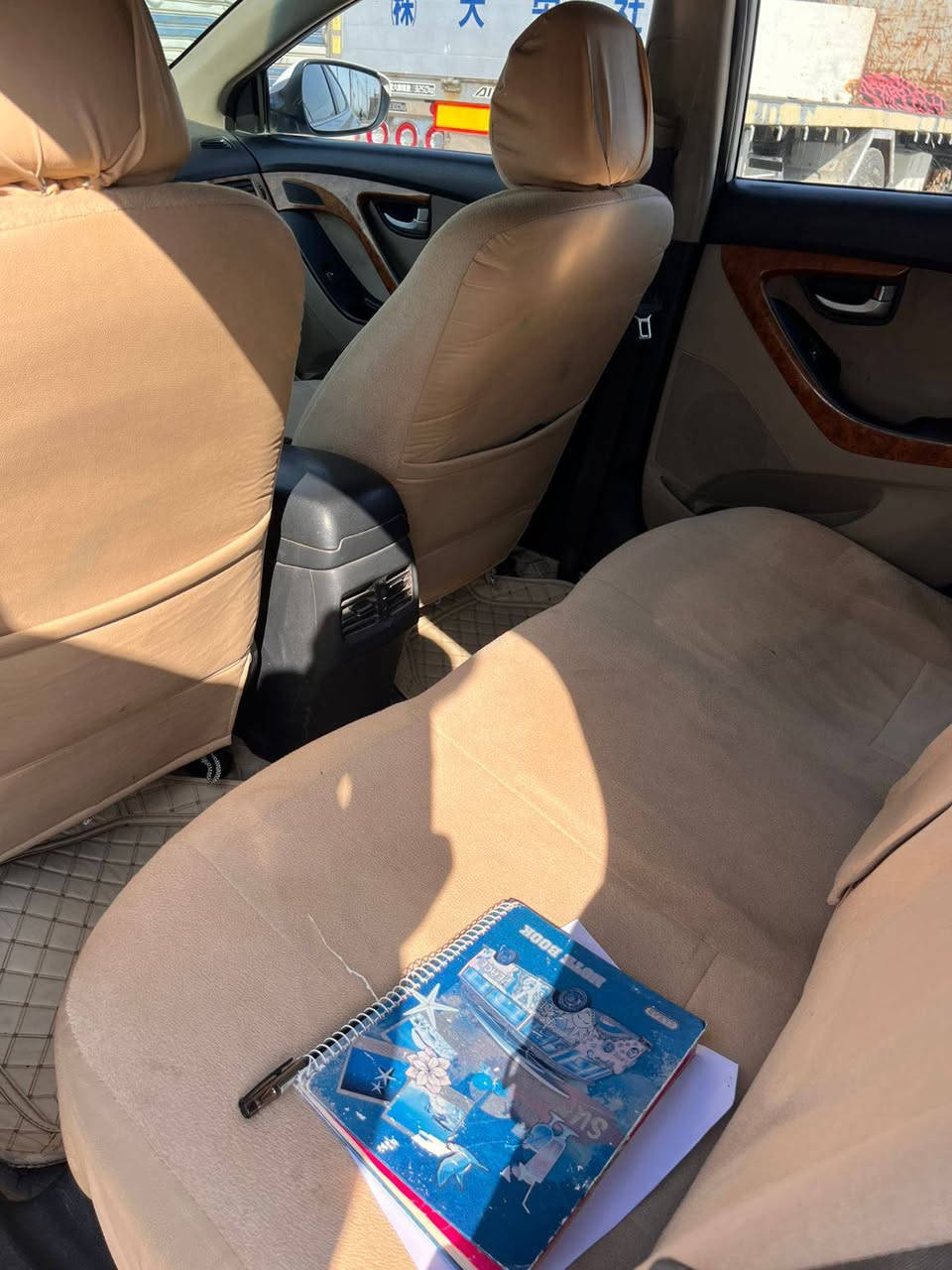 السلام عليكم
النترا 2016 خليجي محرك 2000 رقم بصره انكليزي باسمي  السياره فول عدا البصمه 
بيها صبغ بالهلال الايسر الخلفي وتبديل قبق جنطه والباقي كفاله عامه 
مكاني ناصريه مركز السعر 125 وبيها مجال قليل ‭0787 185 5091
