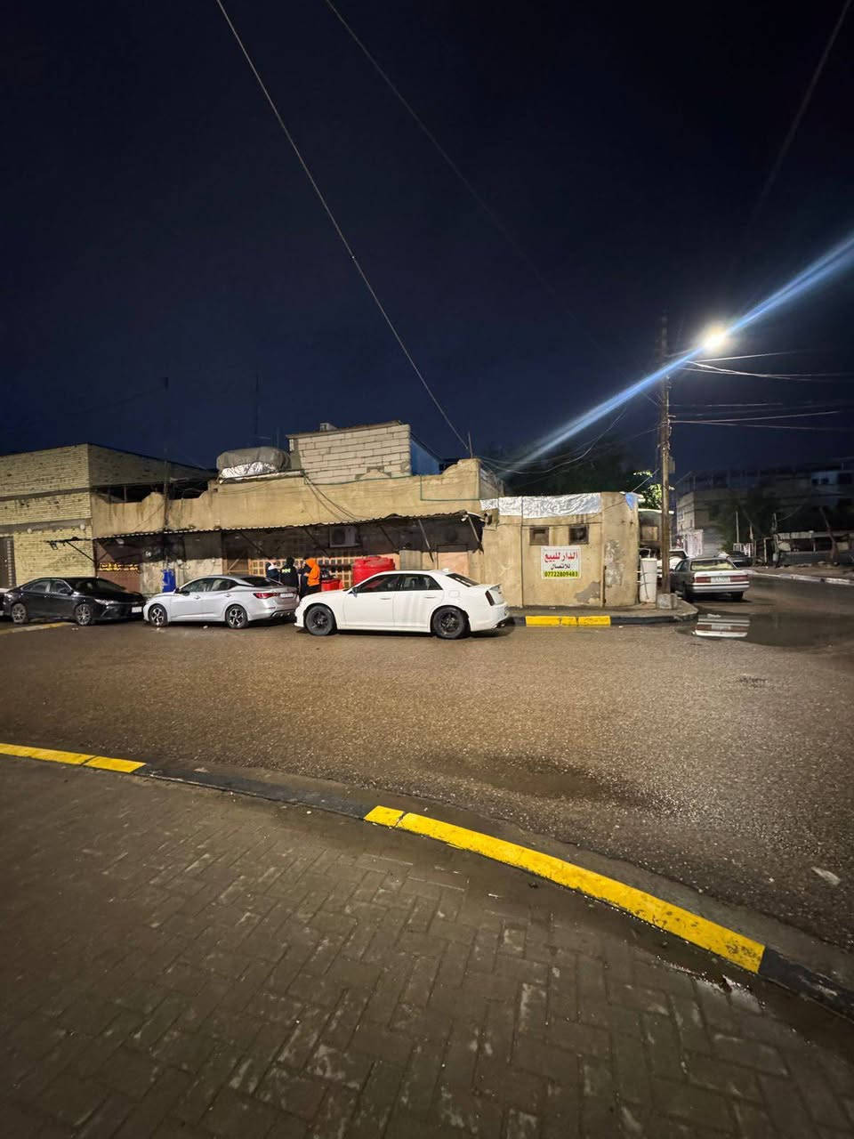 السلام عليكم 
دار للبيع يعتبر قطعة ارض 
200 متر ركن ع شارعين رئيسيات 
في دور نواب الضباط شارع المدارس 
بالامكان بيع نصف قطعه

سعر القطعه 470
سعر النصف 235
وبيهن مجال لليشتري

تواصل خاص للجادين او الاتصال على الرقم ***********

#عقاراتي #عقارات #عقار #البصرة
