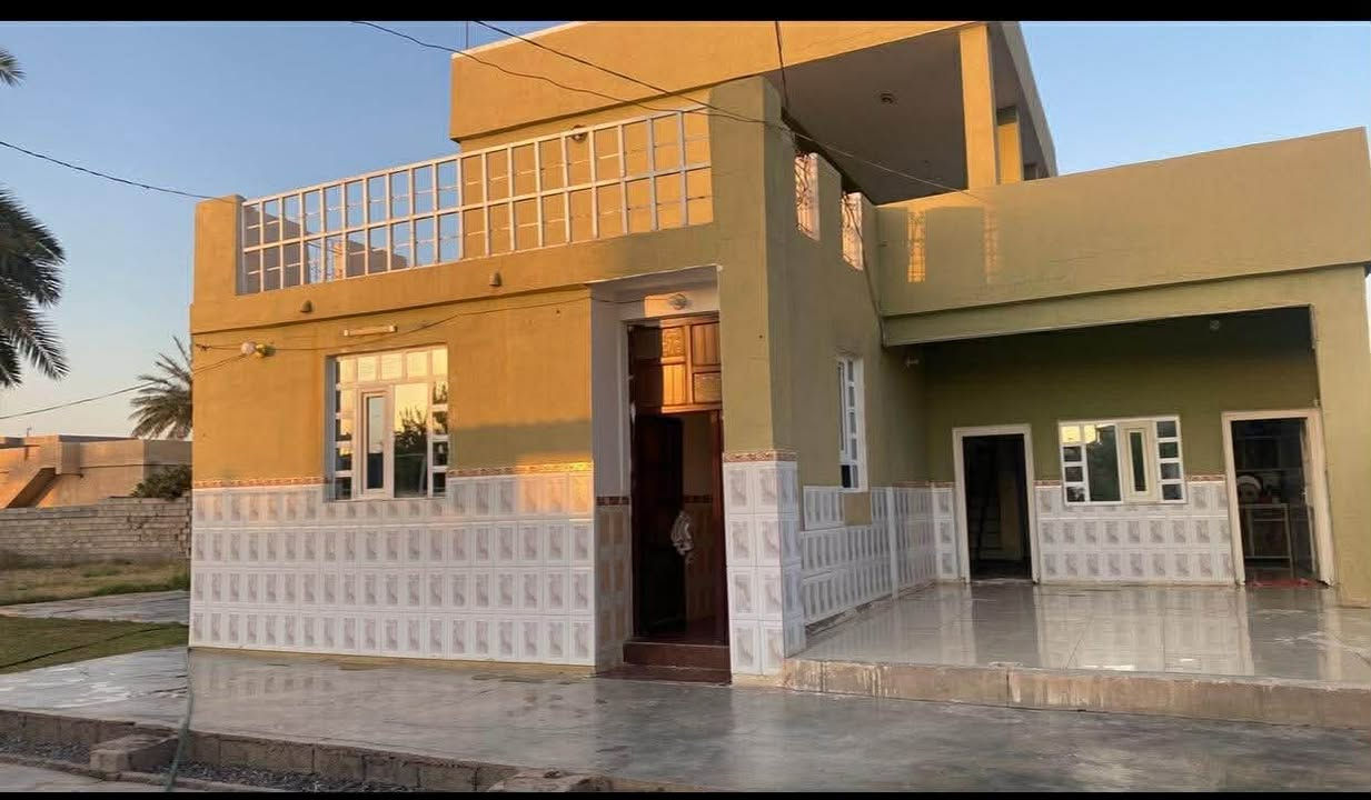 بيت #للبيع صالح للسكن
  مسيج وكامل  وبي قطعة مال بيت اخر
مساحة البناء تقريباً  200م
مساحة الارض كامل 1350 م تقريباً
الحوش صبة 
كراج سيارة 
صحيات وحمامات خارجي 2/2 

خدمات كاملة وجاهزة
التبليط للباب 
المدرسة 50 م
الشارع العام السايدين 50 م  

السعر المطلوب حسب الاتفاق 
يرهم مقدمه زينه وباقي بشهر 

أحمد ألحدي

***********
اتصال او واتس اب
