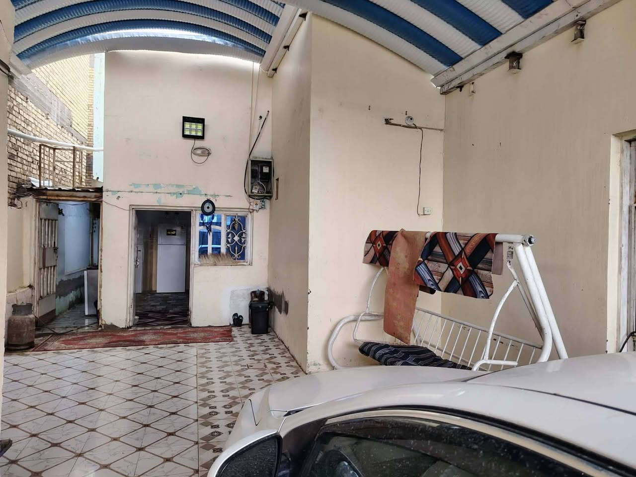 سلام عليكم بيت للبيع ديوانيه حي الزهراء شارع 20 قريب المشتل مساحه البيت 267 البيت يتكون من 3 غرف نوم مطبخ صاله براني 4في 10 زائد حمامات داخل وخارج كراج ياخذ سيارتين مسقف كيسبان السعر المطلوب 125،مليون ، وابلعافيه ع الي ياخذه ماتلكه هيج سعر دوم ، ***********
