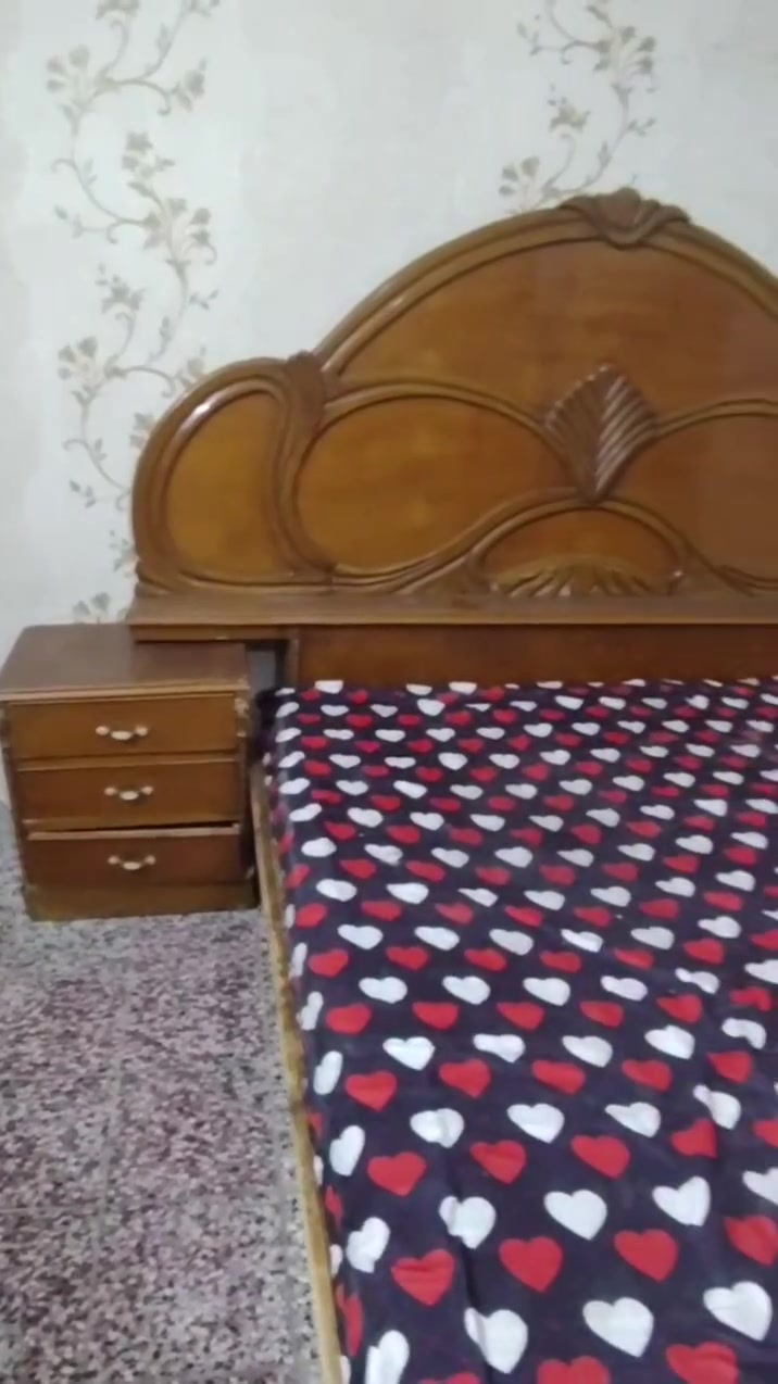 غرفة نوم للبيع السعر ٤٠٠ وبيه مجال للتواصل واتساب  ***********
