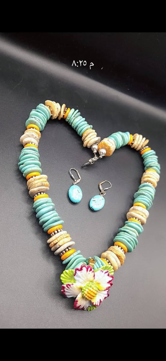 تخم قديم من الفيروز الاصلي بفواصل عطف تبتي قديم واقفال فضة الوزن 140غم هاند ميد صياغة قبائل وأعمال تراثية واضحة المعالم ونادرة ،،، 

     ***********          واتساب
