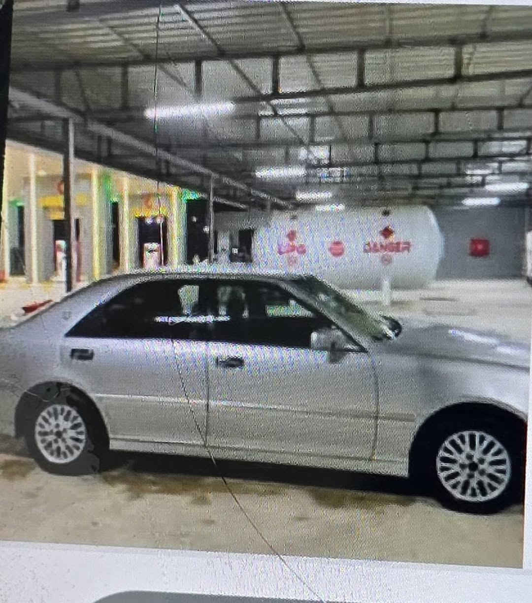 مەلیکە 2003 بڕاوە
مەکینەی بچوکی دیفۆرت 
دوای کریستاڵ پێش عادی 
شاشە
بەنزین زۆر کەم ئەخوا 
بەشەرتی تەبرید ساردو گەرم 
دوو دوگمە 
پەردەو چوار کوشن کارەبا 
بێ نوقسانی شوێن کەلار 
ژمارەی خاوەنی :***********
