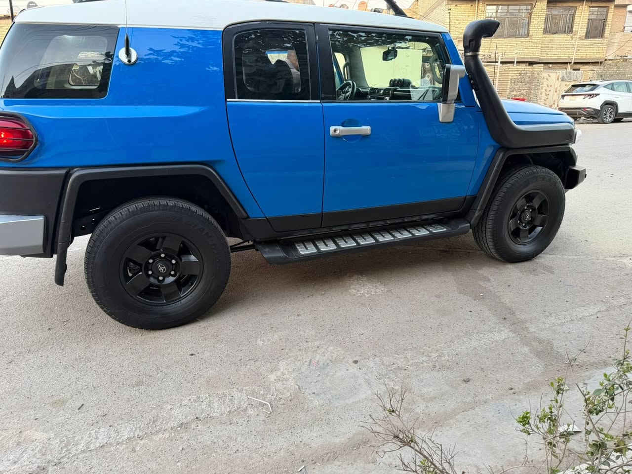 أف جي كروزر للبيع موديل ٢٠٠٧  وارد أمريكي محرك ٤٠٠٠ آلاف سيارة نظيفه وجاهزه محرك كير تبريد ثلج تخم تاير جديد صدر جديد كل نقص مابيها وين مايعجبك اطلع بيها سيارة بيها أربع قطع صبغ حادثها مال امريكا بنيد فقط بدون دواخل وهنا صار بيها صبغ بدون دواخل رقم بغداد مشروع وطني سعرها ١٢٠ ورقه و مكان السيارة بغداد البلديات ***********
