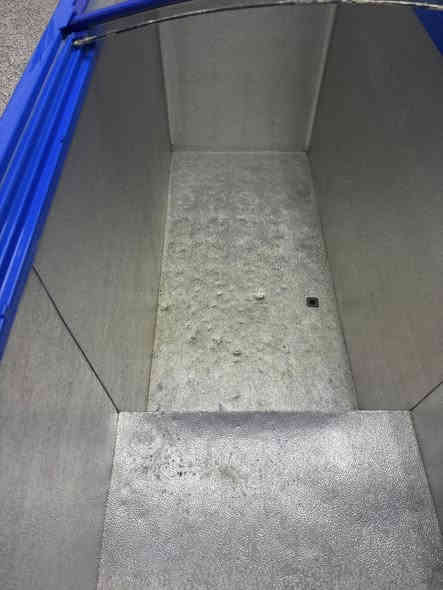 مجمدة بحالة ممتازة صارلة سنة رايدة ب350 وبيها مجال بسيط *********** مكاني بغداد حي اور
