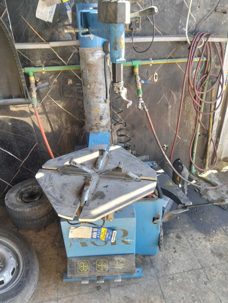 محل كامل اللبيع اي نقص مابيها عارضات مال تاير 8 جكات 3 واحد جك حديد   2هواء  نايتروجين المستعمل بلنص خالعه استعمال شهر دريل عدد 2الاتصالعلى الرقم ***********
